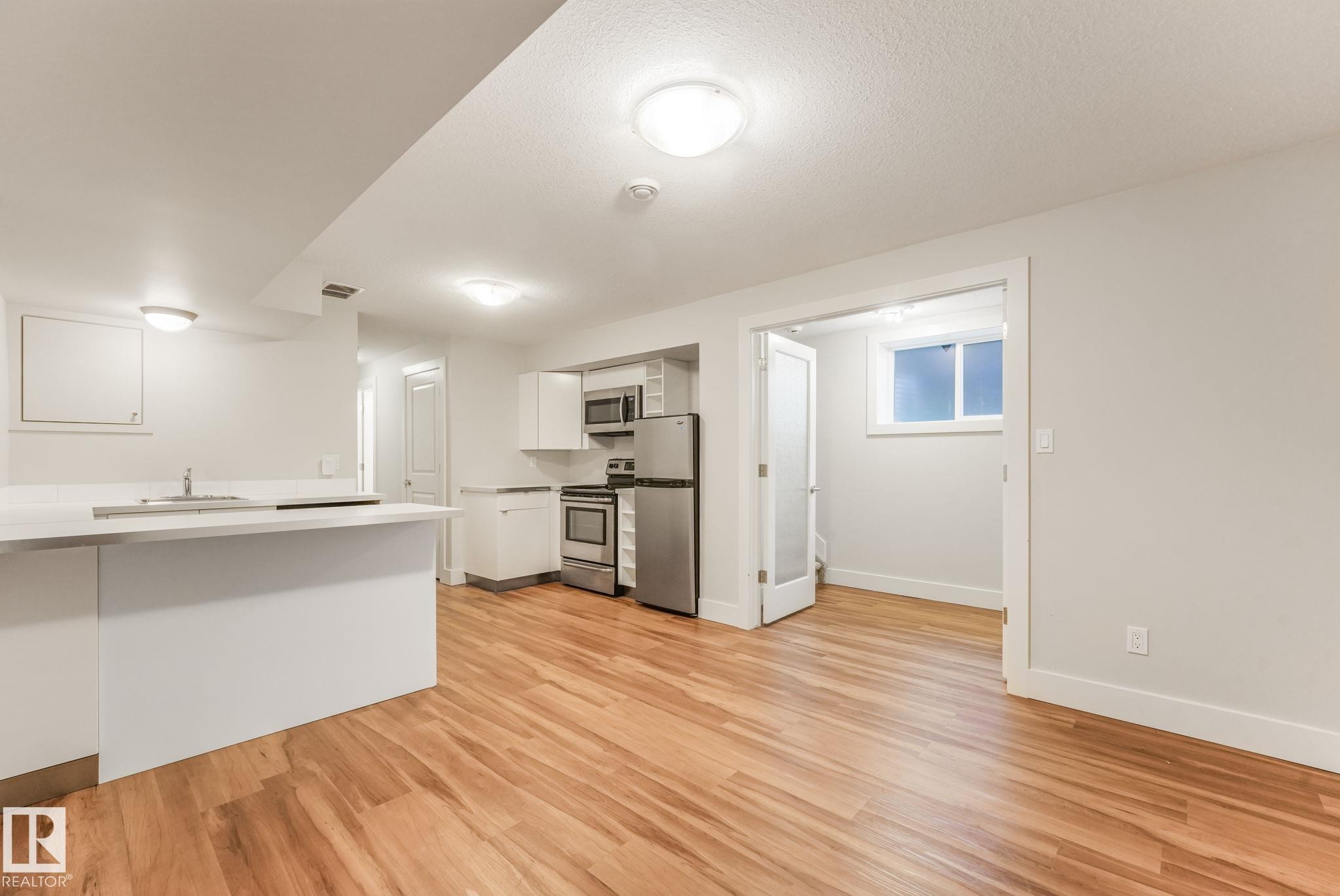 10433 70 Avenue Nw, Edmonton, AB - Indoor Photo Showing Kitchen