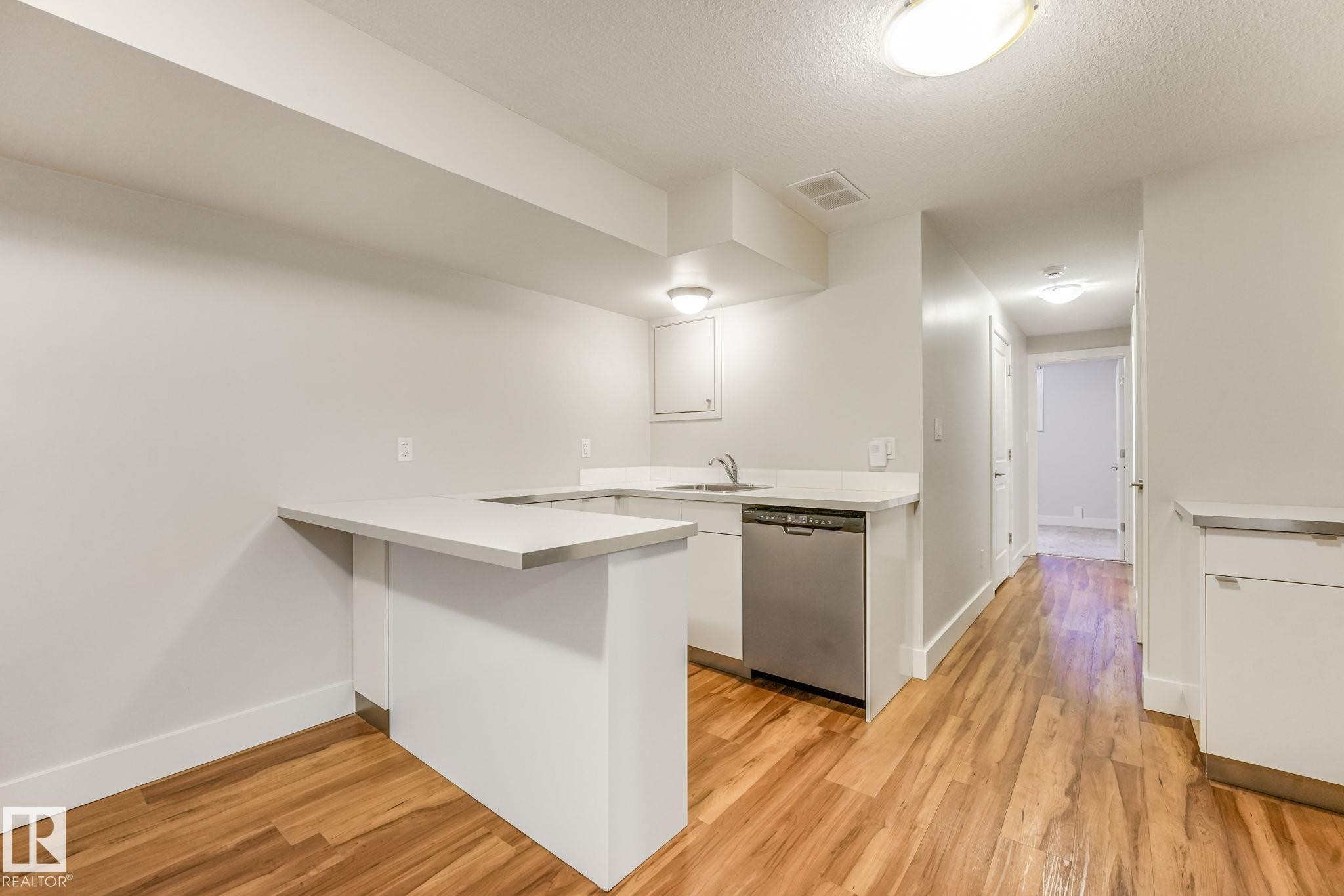 10433 70 Avenue Nw, Edmonton, AB - Indoor Photo Showing Other Room