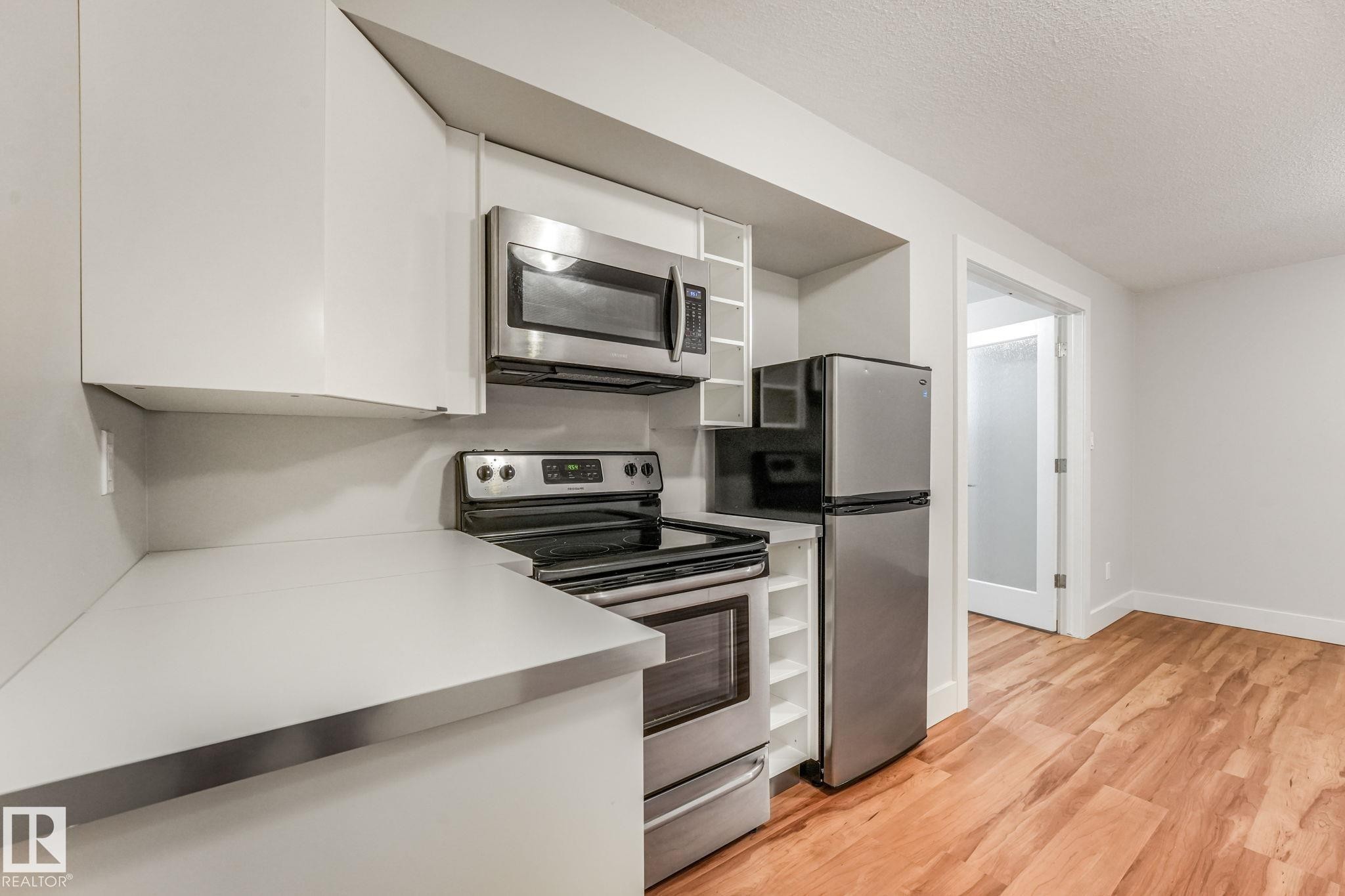 10433 70 Avenue Nw, Edmonton, AB - Indoor Photo Showing Kitchen