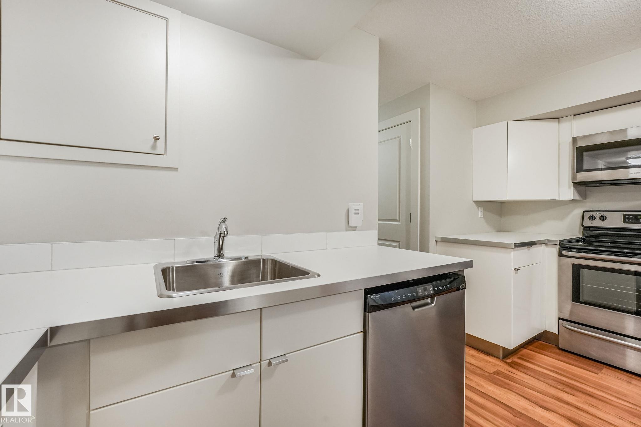10433 70 Avenue Nw, Edmonton, AB - Indoor Photo Showing Kitchen