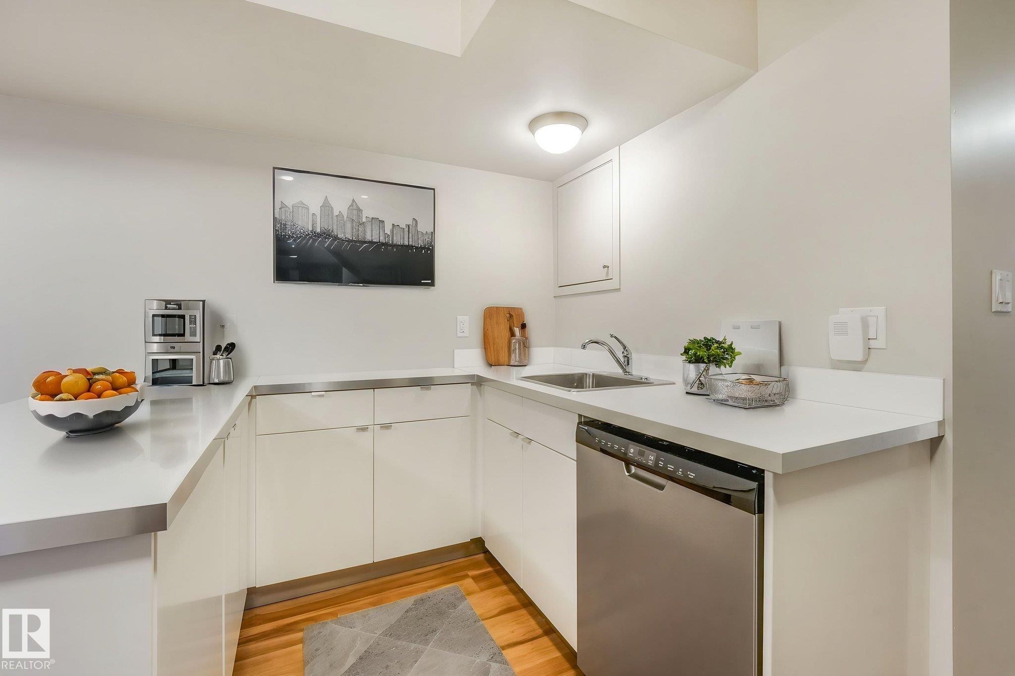 10433 70 Avenue Nw, Edmonton, AB - Indoor Photo Showing Kitchen