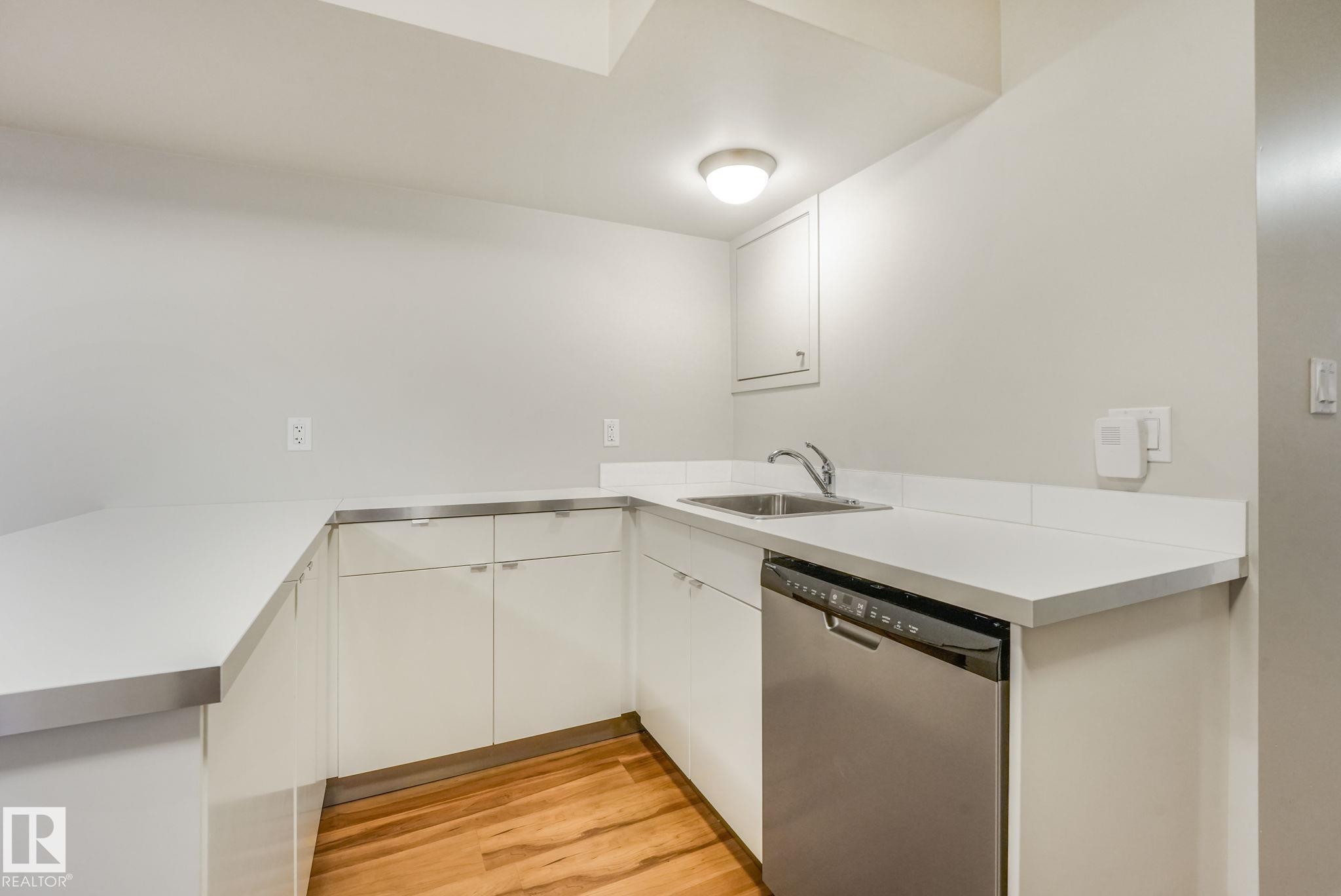 10433 70 Avenue Nw, Edmonton, AB - Indoor Photo Showing Kitchen