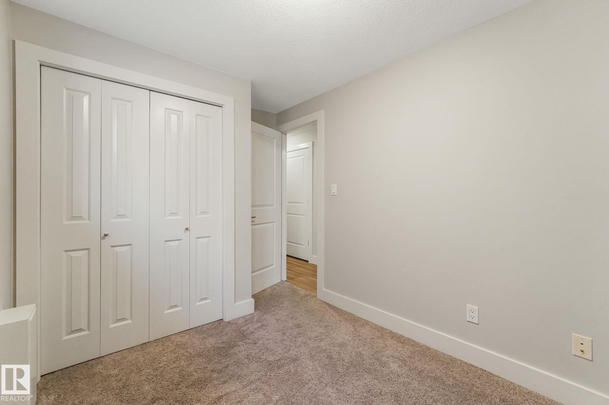 10433 70 Avenue Nw, Edmonton, AB - Indoor