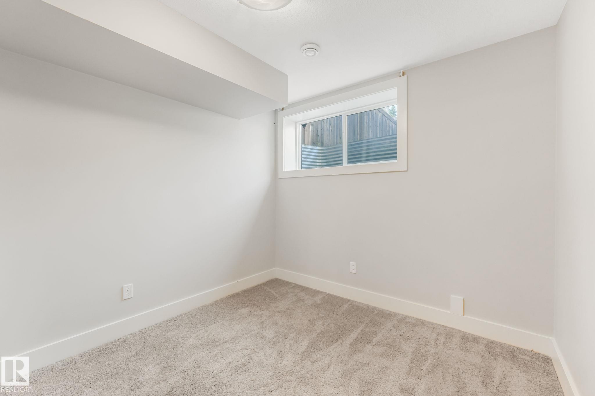 10433 70 Avenue Nw, Edmonton, AB - Indoor Photo Showing Other Room