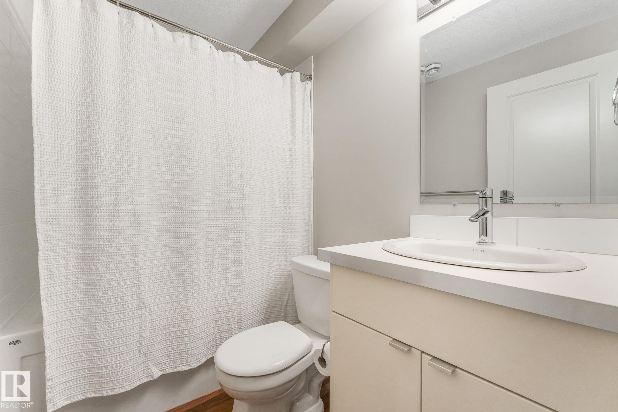 10433 70 Avenue Nw, Edmonton, AB - Indoor Photo Showing Bathroom