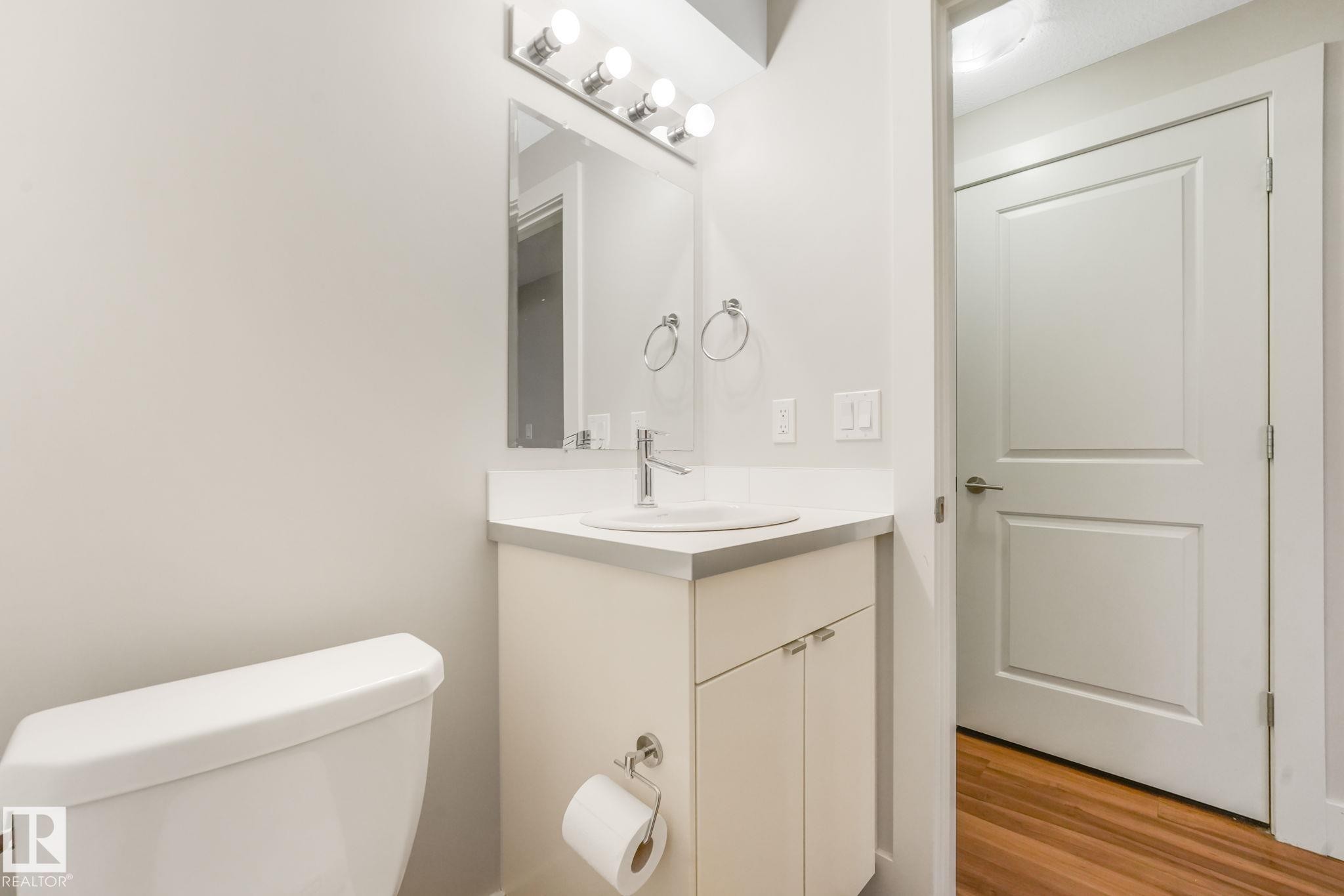 10433 70 Avenue Nw, Edmonton, AB - Indoor Photo Showing Bathroom