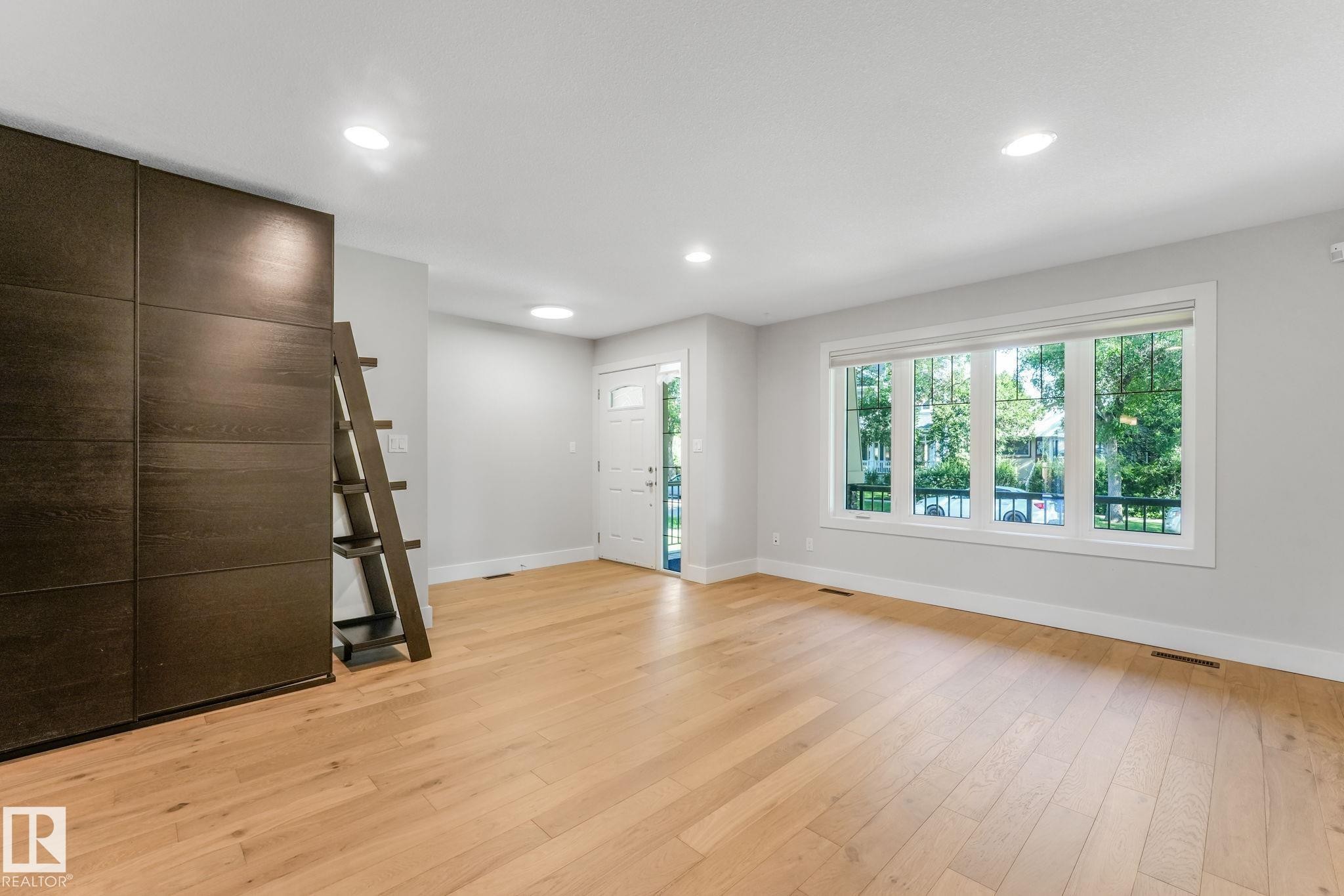 10433 70 Avenue Nw, Edmonton, AB - Indoor Photo Showing Other Room