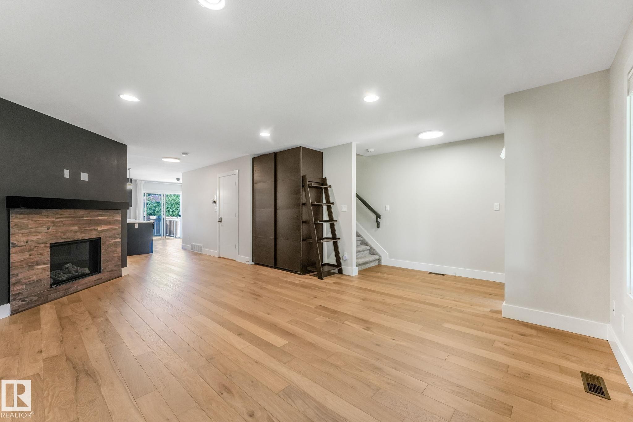 10433 70 Avenue Nw, Edmonton, AB - Indoor With Fireplace