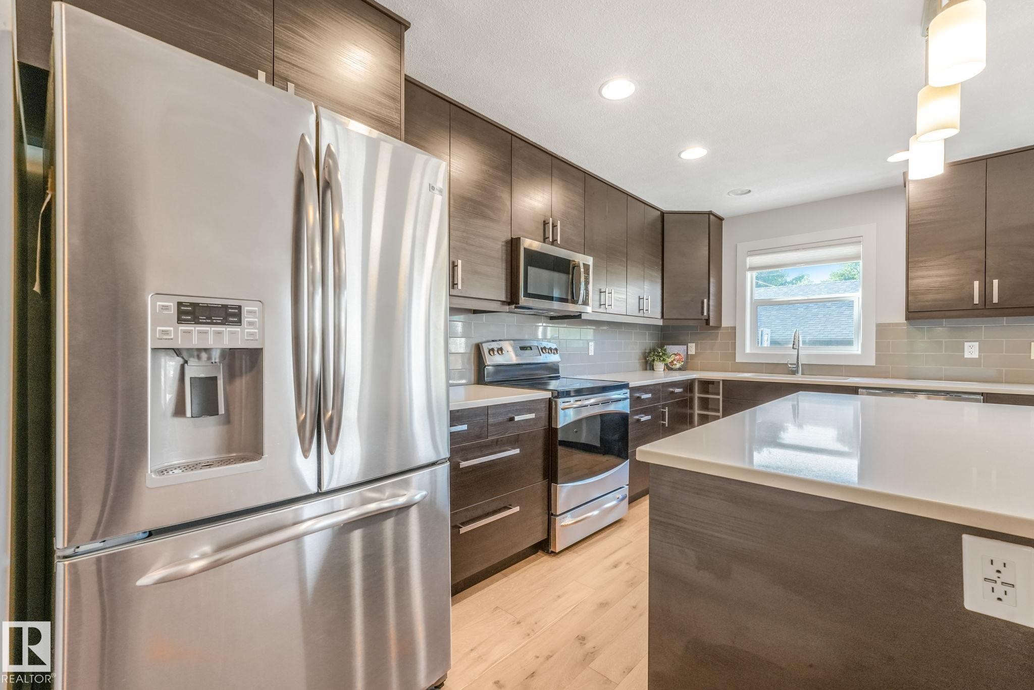 10433 70 Avenue Nw, Edmonton, AB - Indoor Photo Showing Kitchen With Upgraded Kitchen