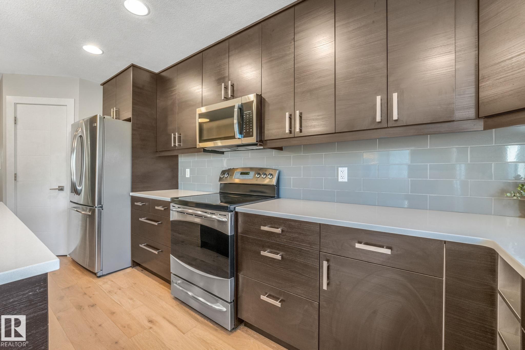 10433 70 Avenue Nw, Edmonton, AB - Indoor Photo Showing Kitchen