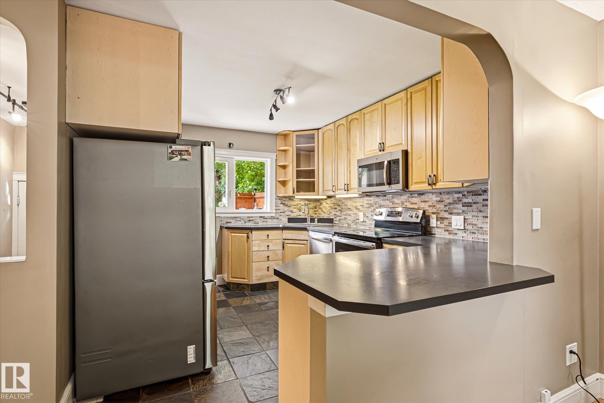 11322 56 Street Nw, Edmonton, AB - Indoor Photo Showing Kitchen