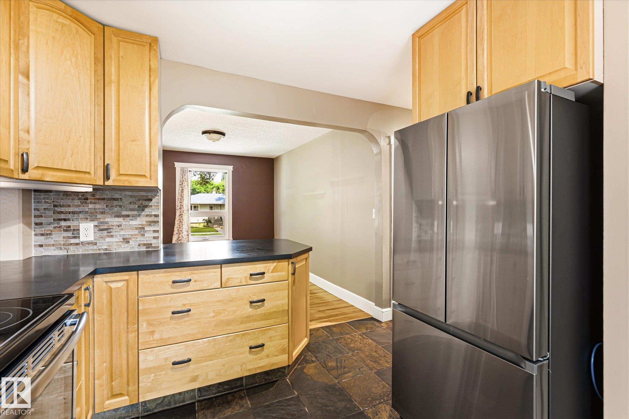 11322 56 Street Nw, Edmonton, AB - Indoor Photo Showing Kitchen