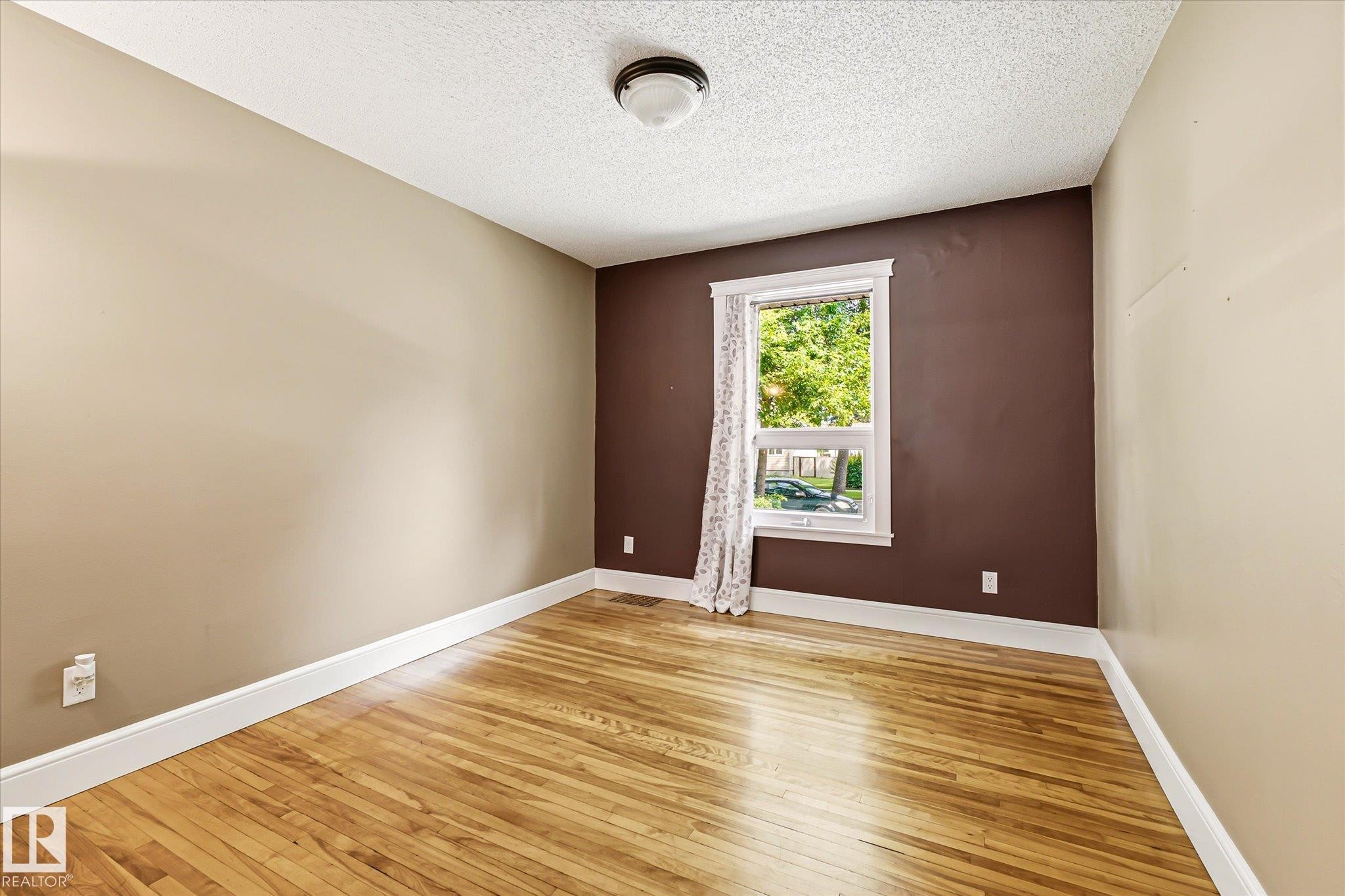 11322 56 Street Nw, Edmonton, AB - Indoor Photo Showing Other Room