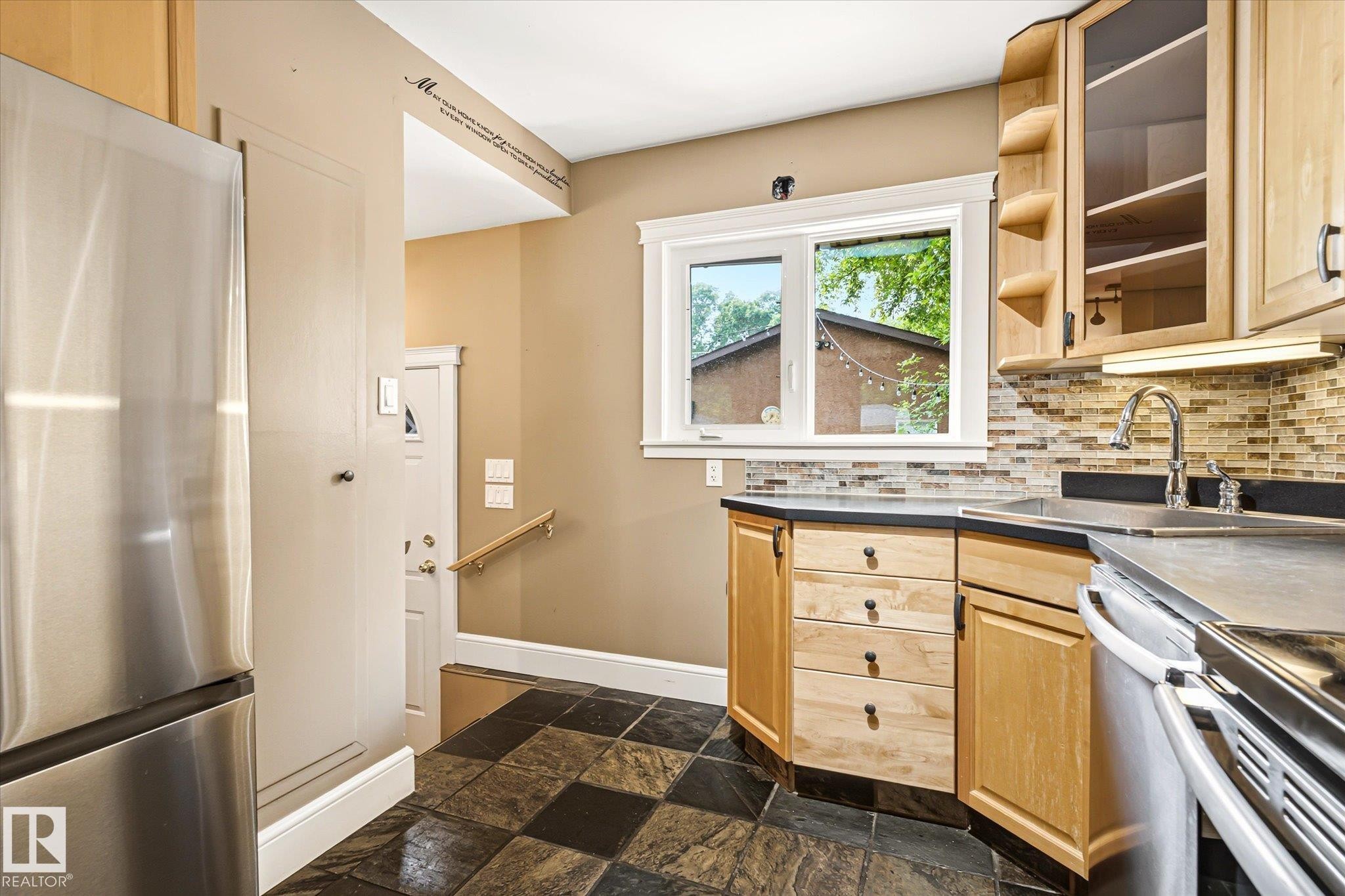 11322 56 Street Nw, Edmonton, AB - Indoor Photo Showing Kitchen