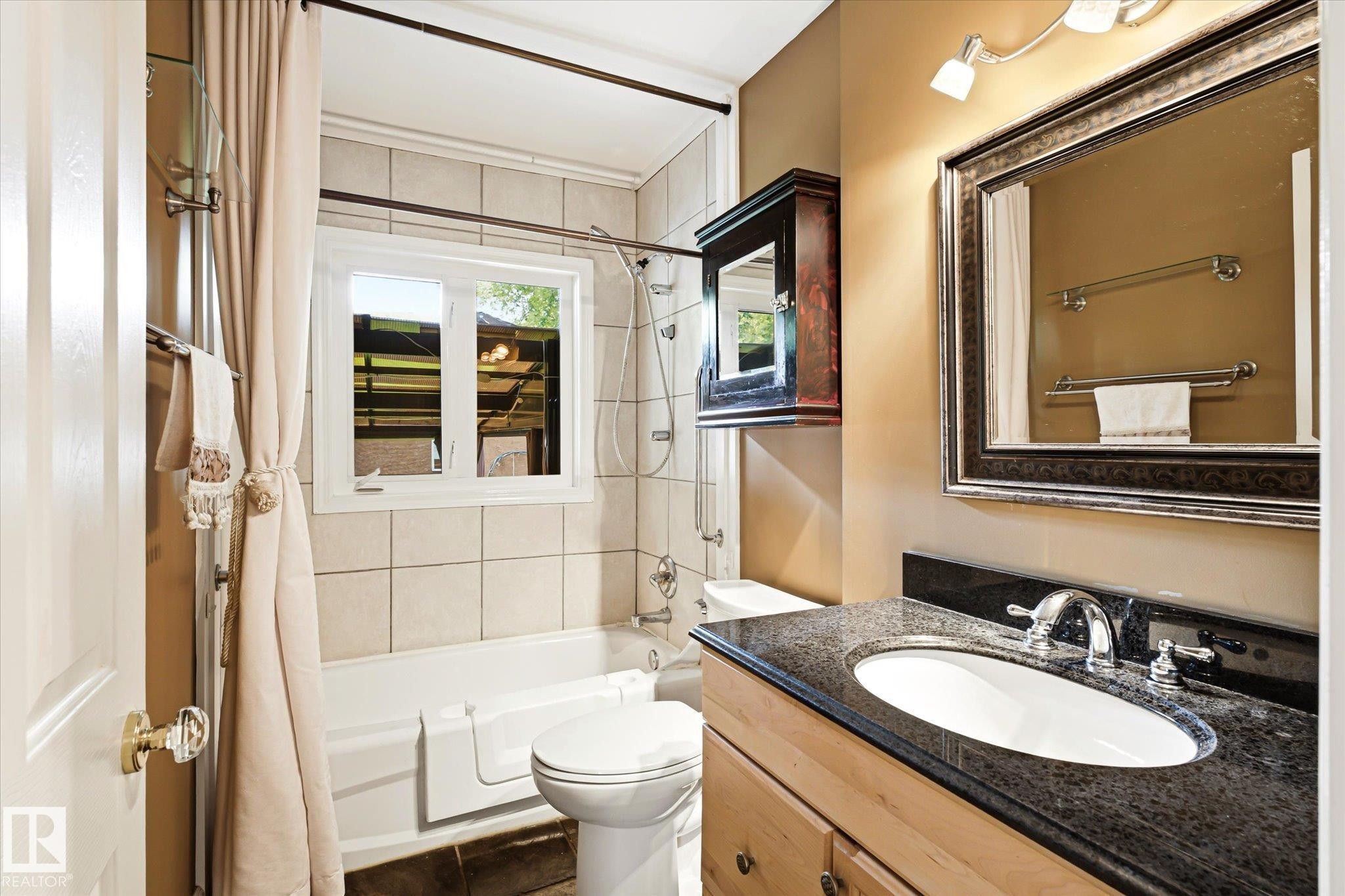 11322 56 Street Nw, Edmonton, AB - Indoor Photo Showing Bathroom