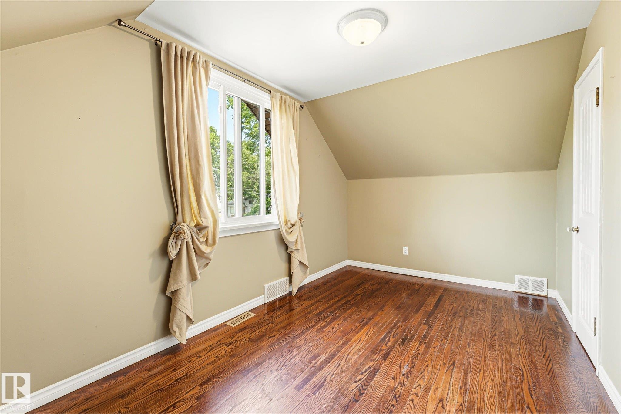 11322 56 Street Nw, Edmonton, AB - Indoor Photo Showing Other Room