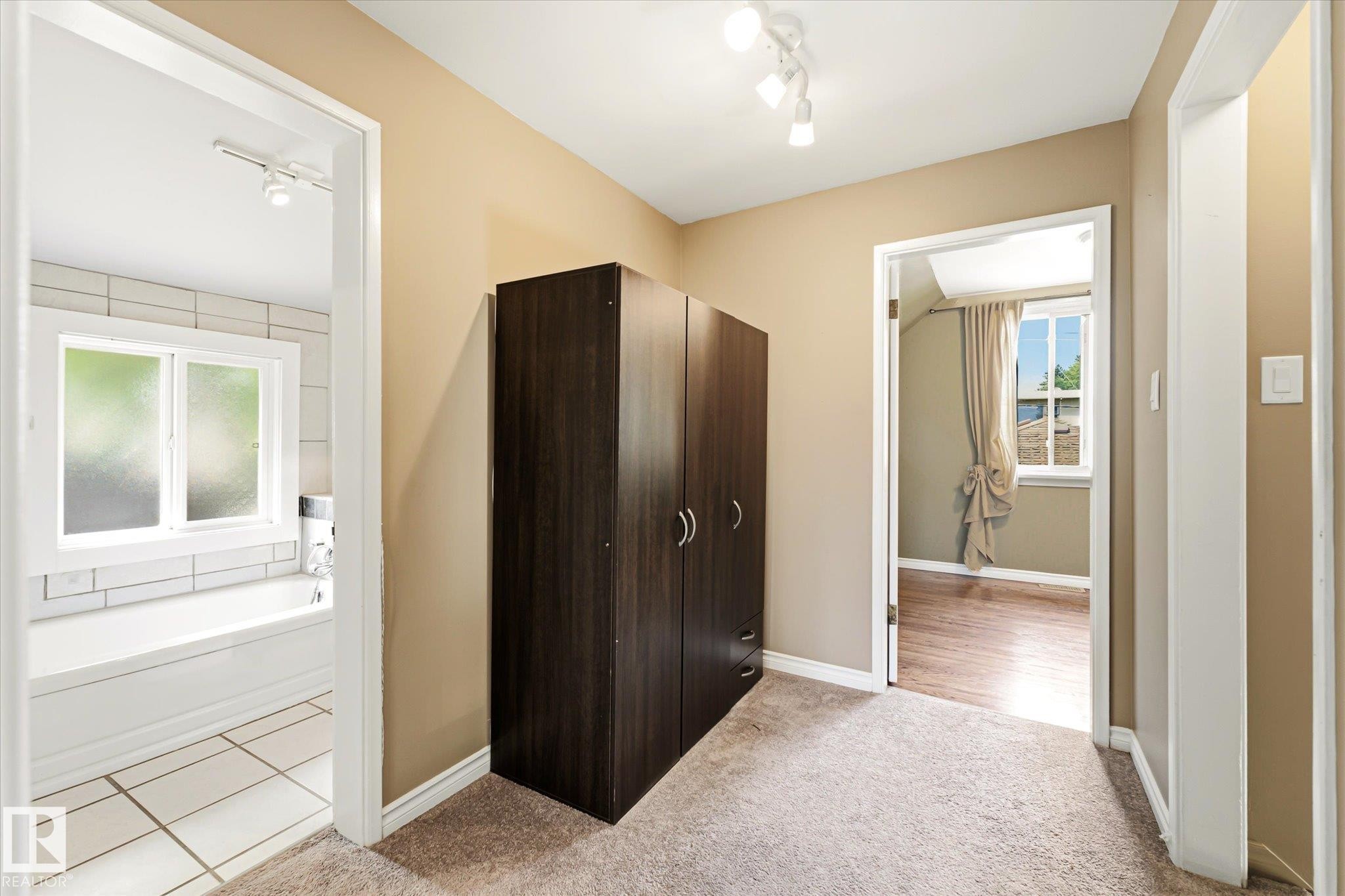 11322 56 Street Nw, Edmonton, AB - Indoor Photo Showing Other Room