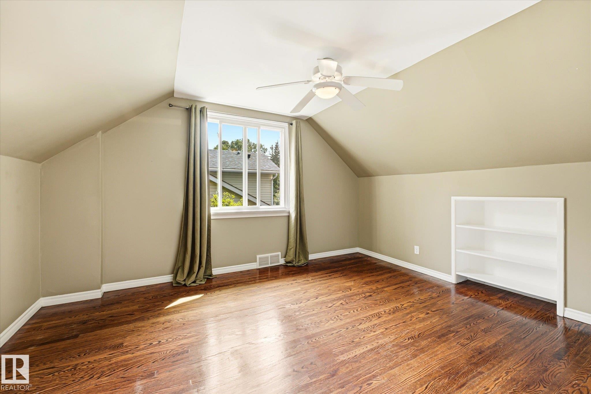 11322 56 Street Nw, Edmonton, AB - Indoor Photo Showing Other Room