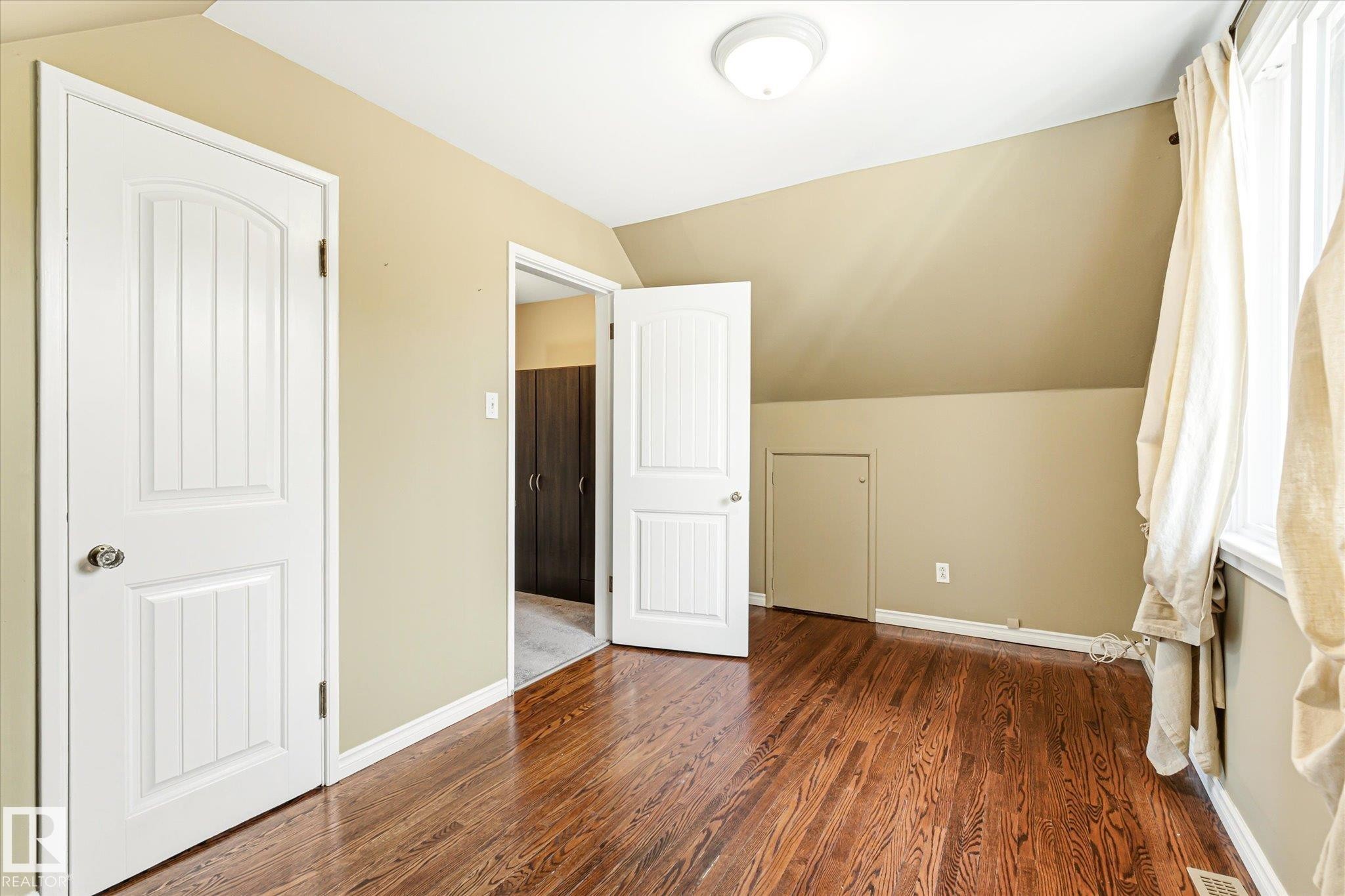 11322 56 Street Nw, Edmonton, AB - Indoor Photo Showing Other Room