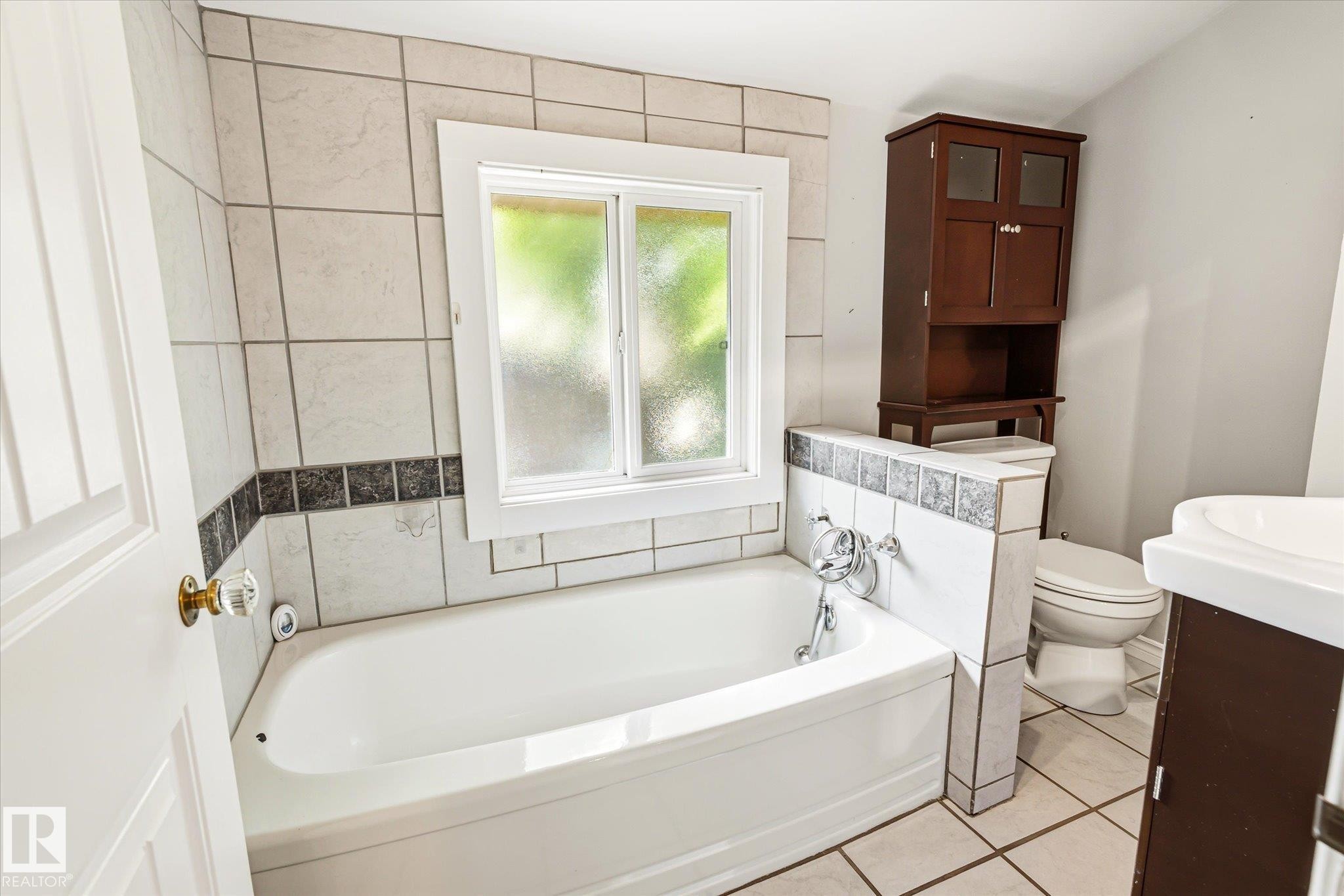 11322 56 Street Nw, Edmonton, AB - Indoor Photo Showing Bathroom