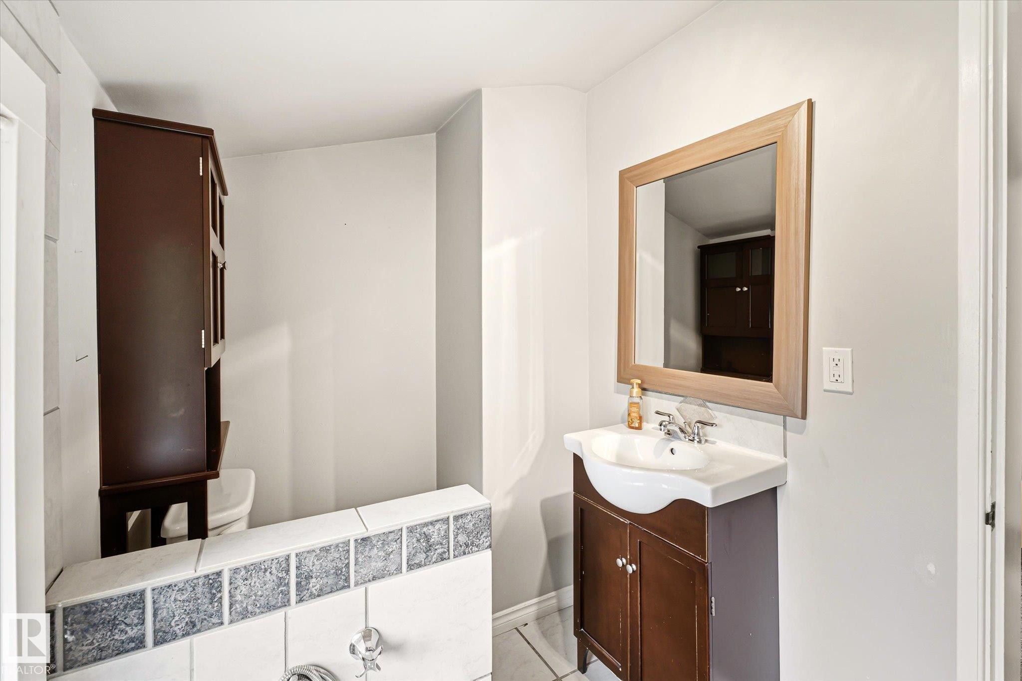 11322 56 Street Nw, Edmonton, AB - Indoor Photo Showing Bathroom