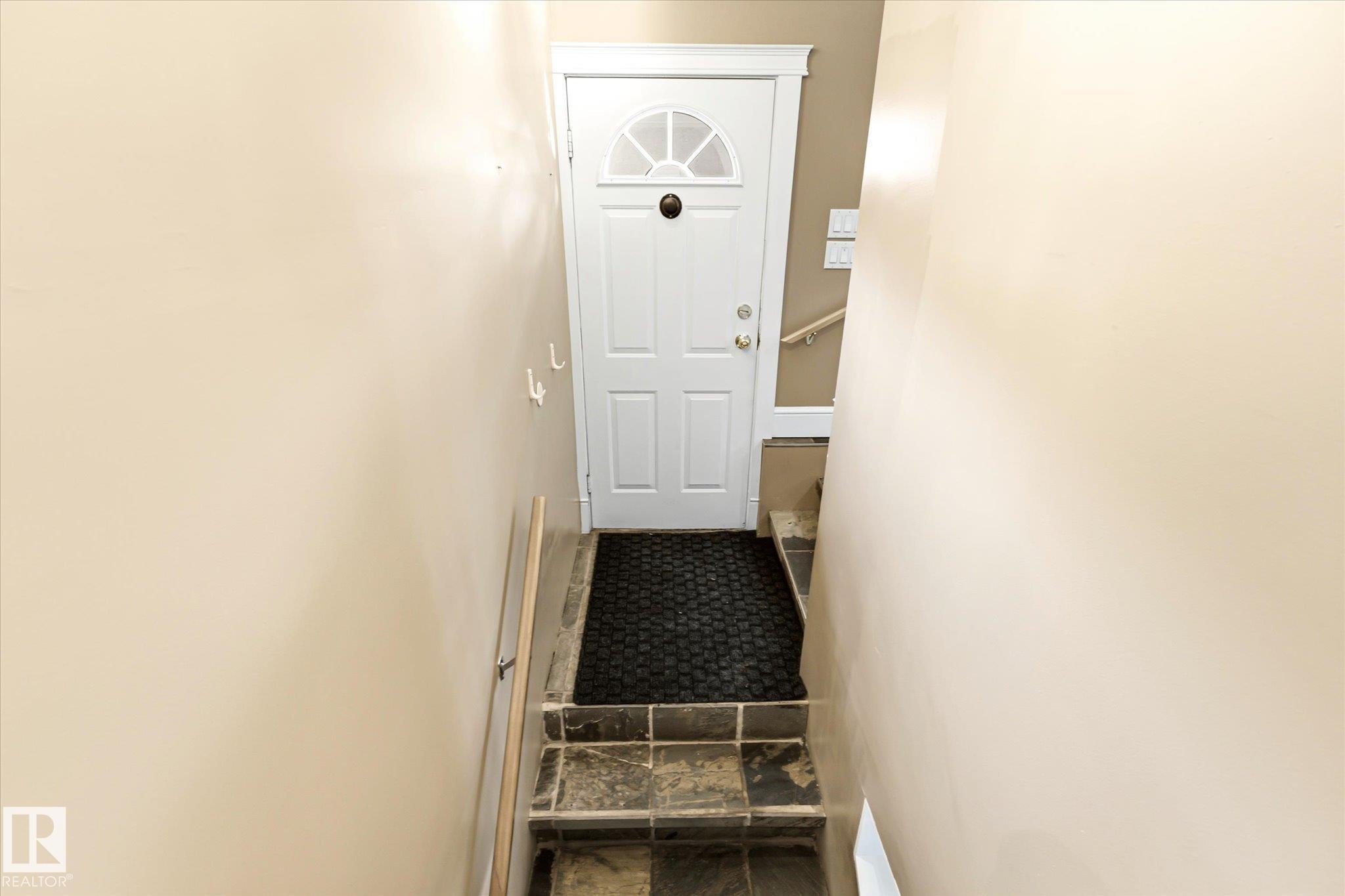 11322 56 Street Nw, Edmonton, AB - Indoor Photo Showing Other Room