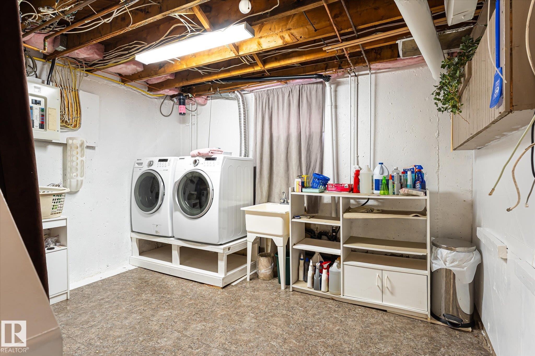 11322 56 Street Nw, Edmonton, AB - Indoor Photo Showing Other Room