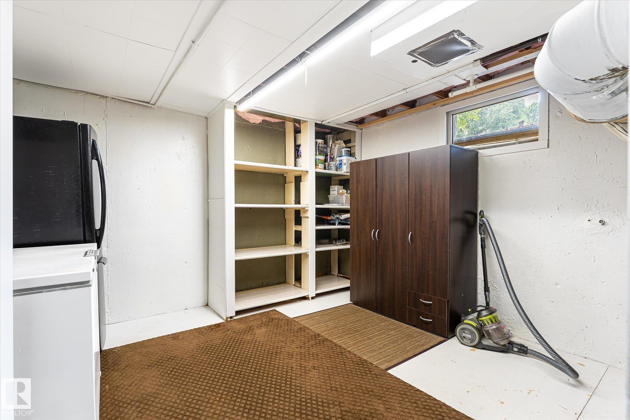 11322 56 Street Nw, Edmonton, AB - Indoor