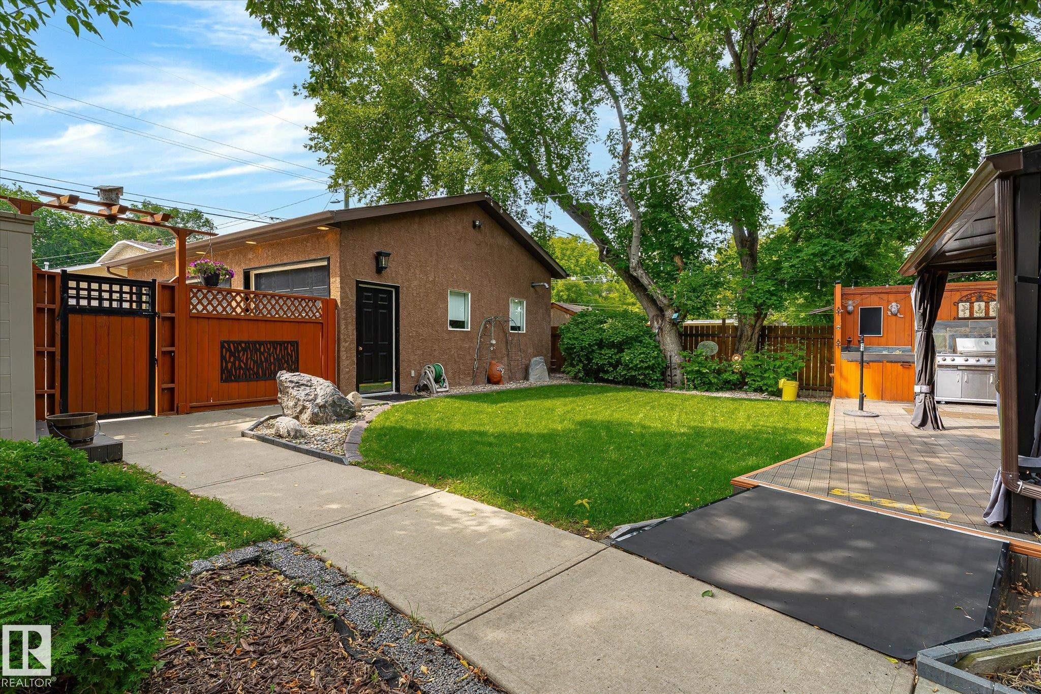 11322 56 Street Nw, Edmonton, AB - Outdoor