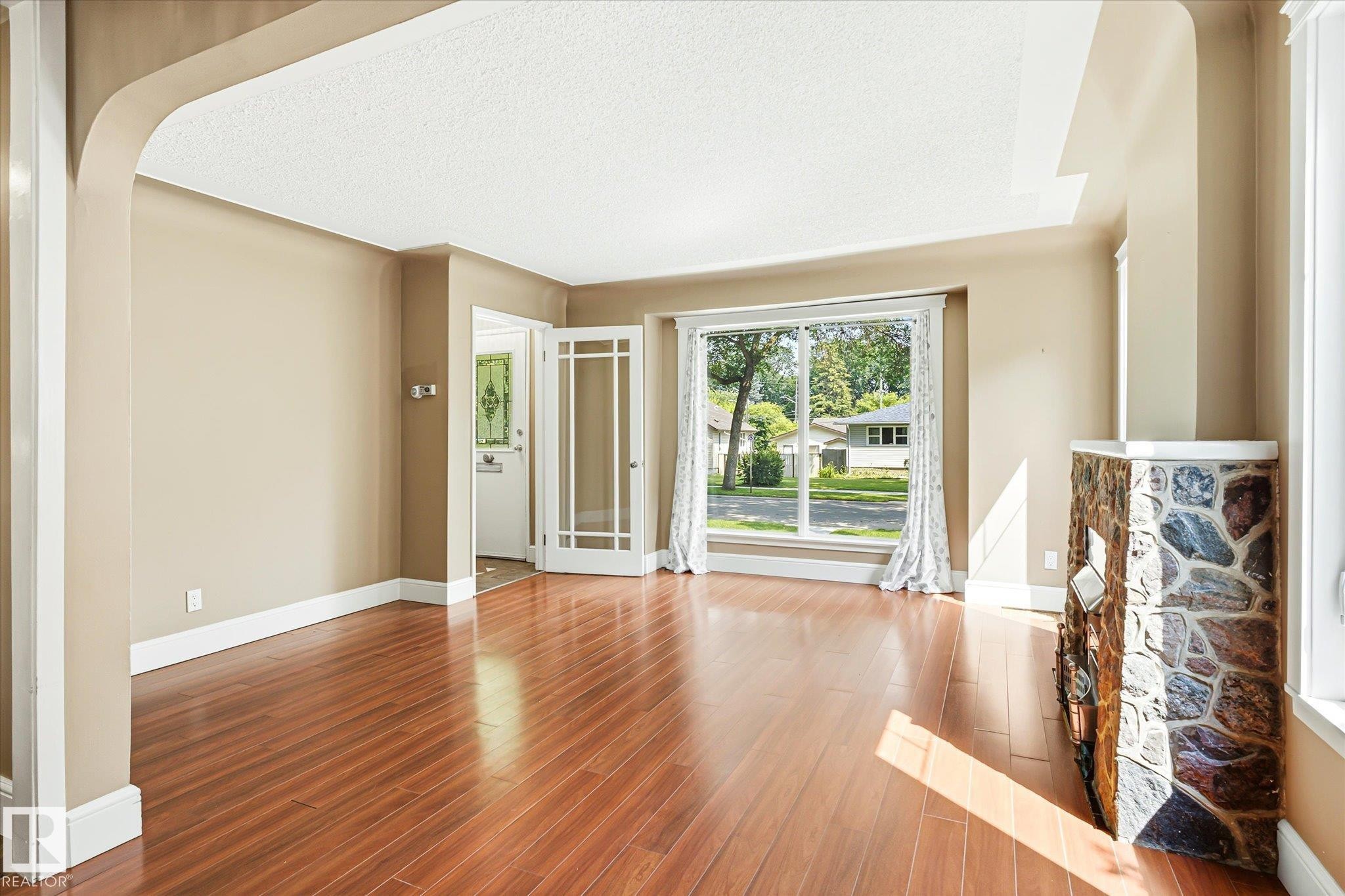 11322 56 Street Nw, Edmonton, AB - Indoor Photo Showing Other Room