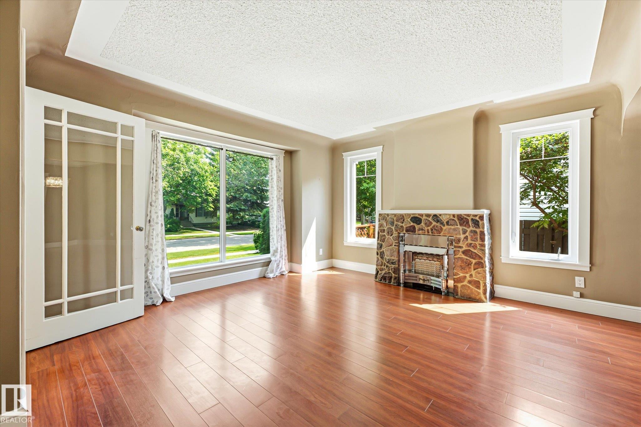11322 56 Street Nw, Edmonton, AB - Indoor Photo Showing Other Room