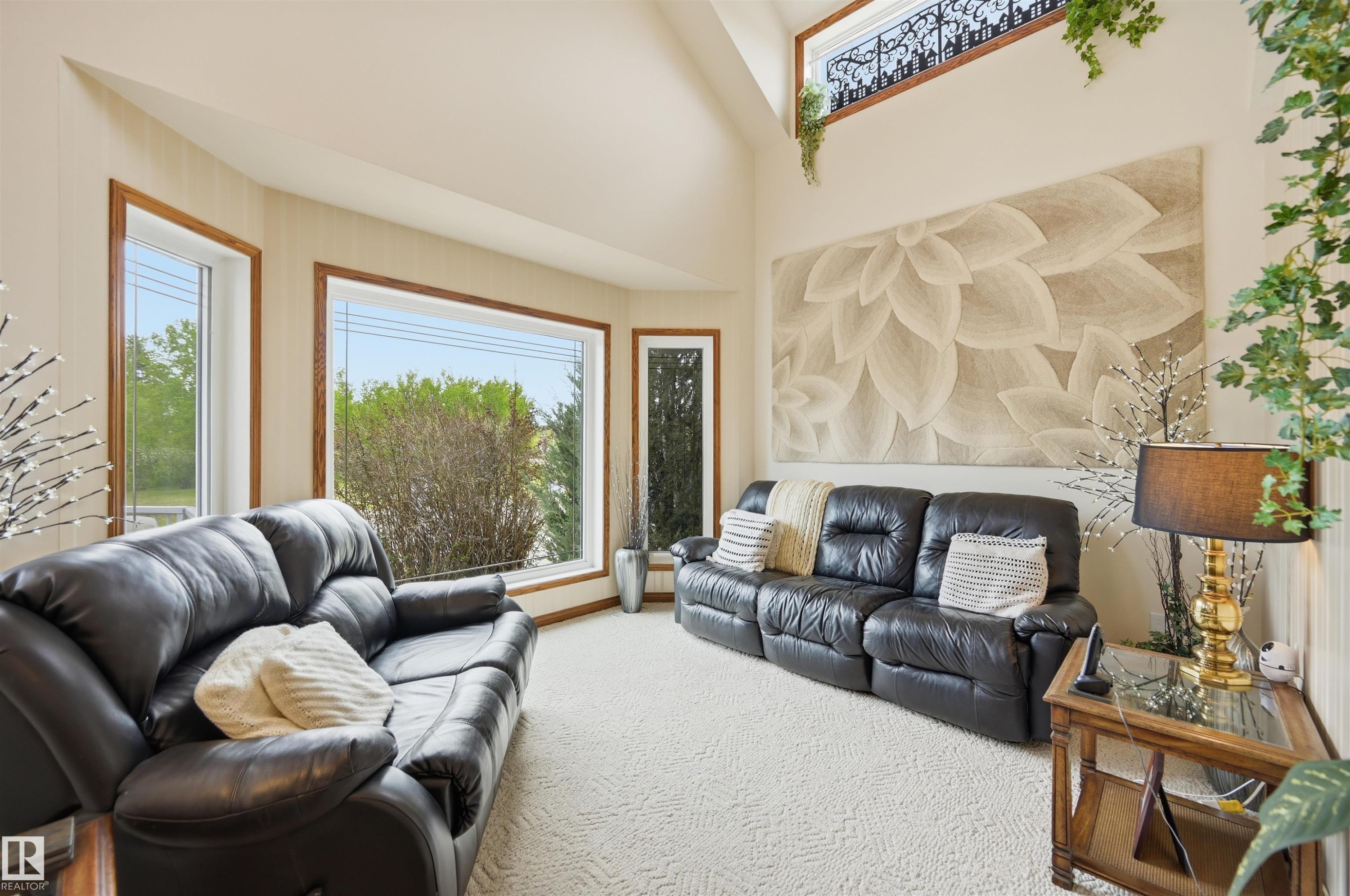 777 Butterworth Drive Nw, Edmonton, AB - Indoor Photo Showing Living Room