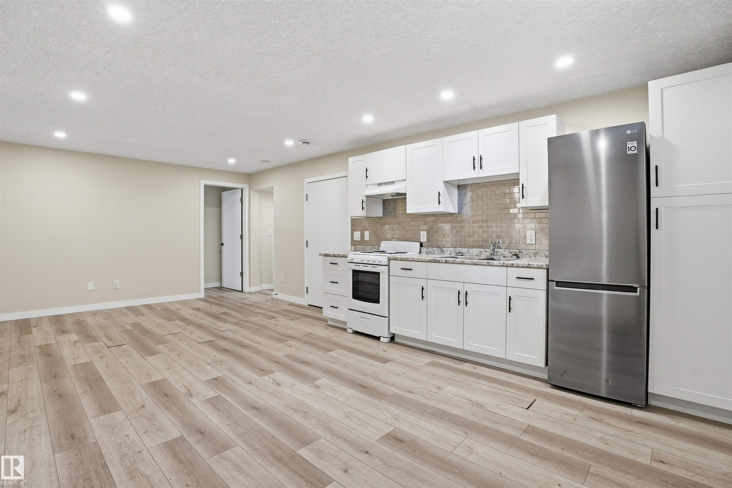 12235 St Albert Trail Nw, Edmonton, AB - Indoor Photo Showing Kitchen