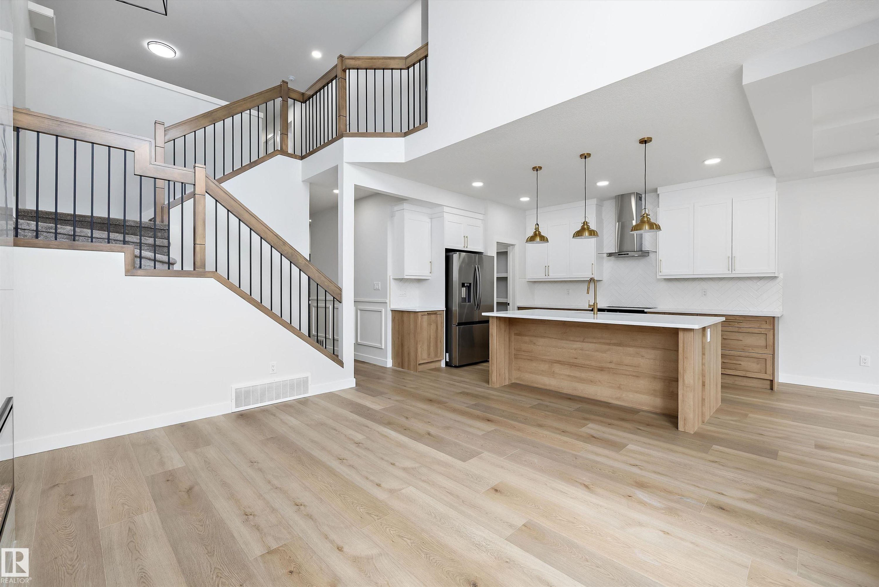Open-concept living space featuring wood-finish flooring throughout - 919 Elderberry Landing Nw, Edmonton, AB - Indoor Photo Showing Kitchen