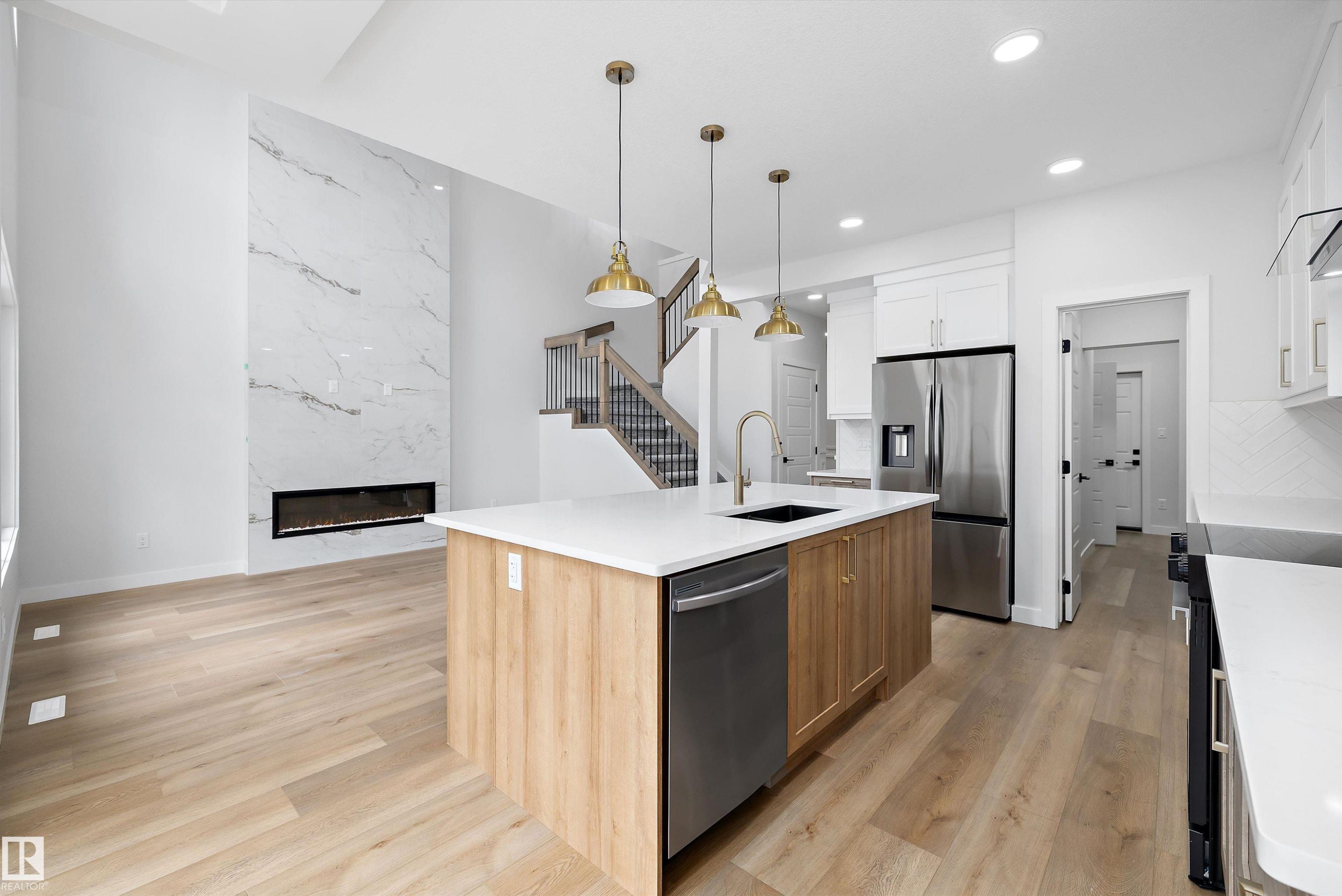 Kitchen - 919 Elderberry Landing Nw, Edmonton, AB - Indoor Photo Showing Kitchen With Upgraded Kitchen