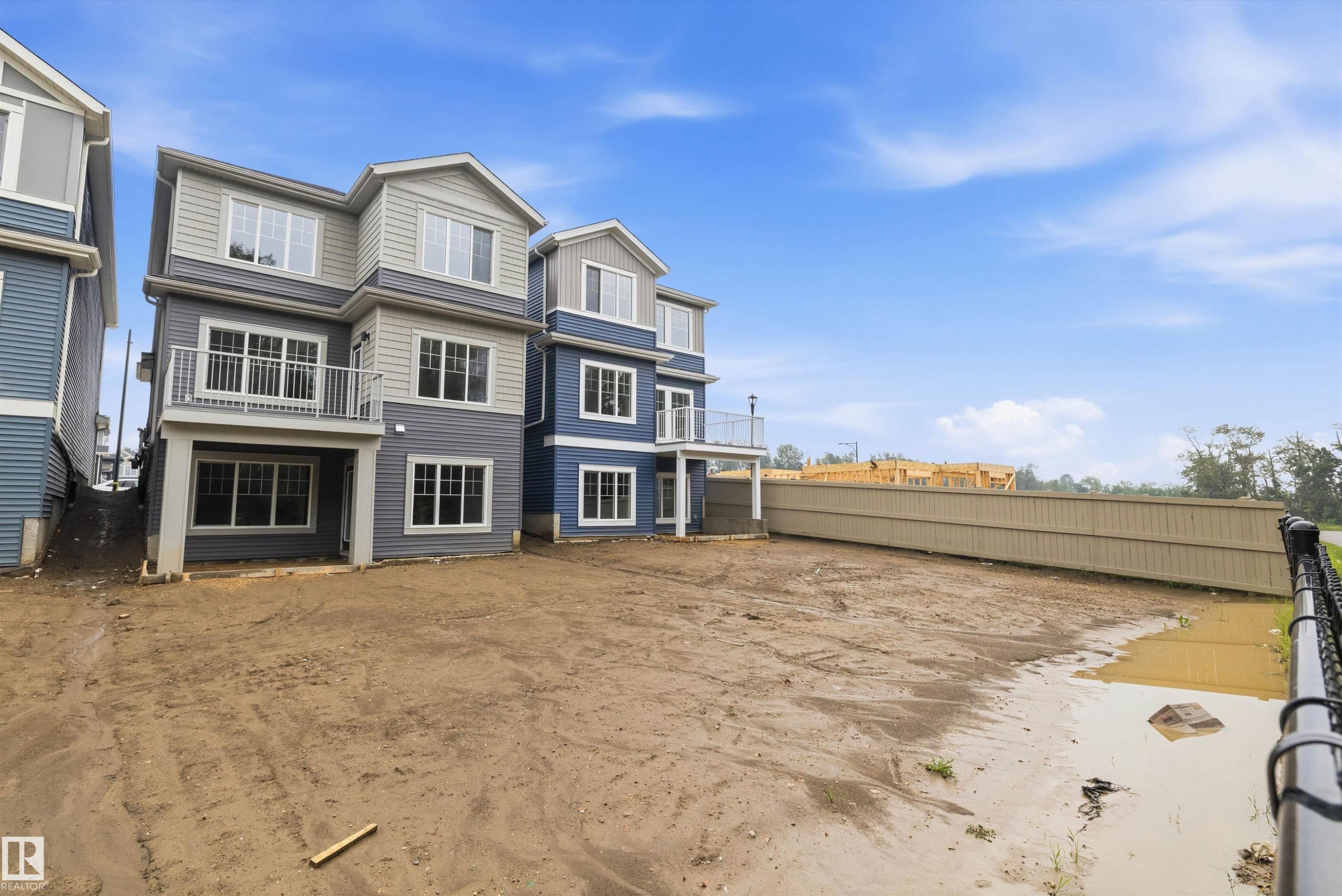Contemporary multi-level exterior with a two-tone siding facade - 919 Elderberry Landing Nw, Edmonton, AB - Outdoor