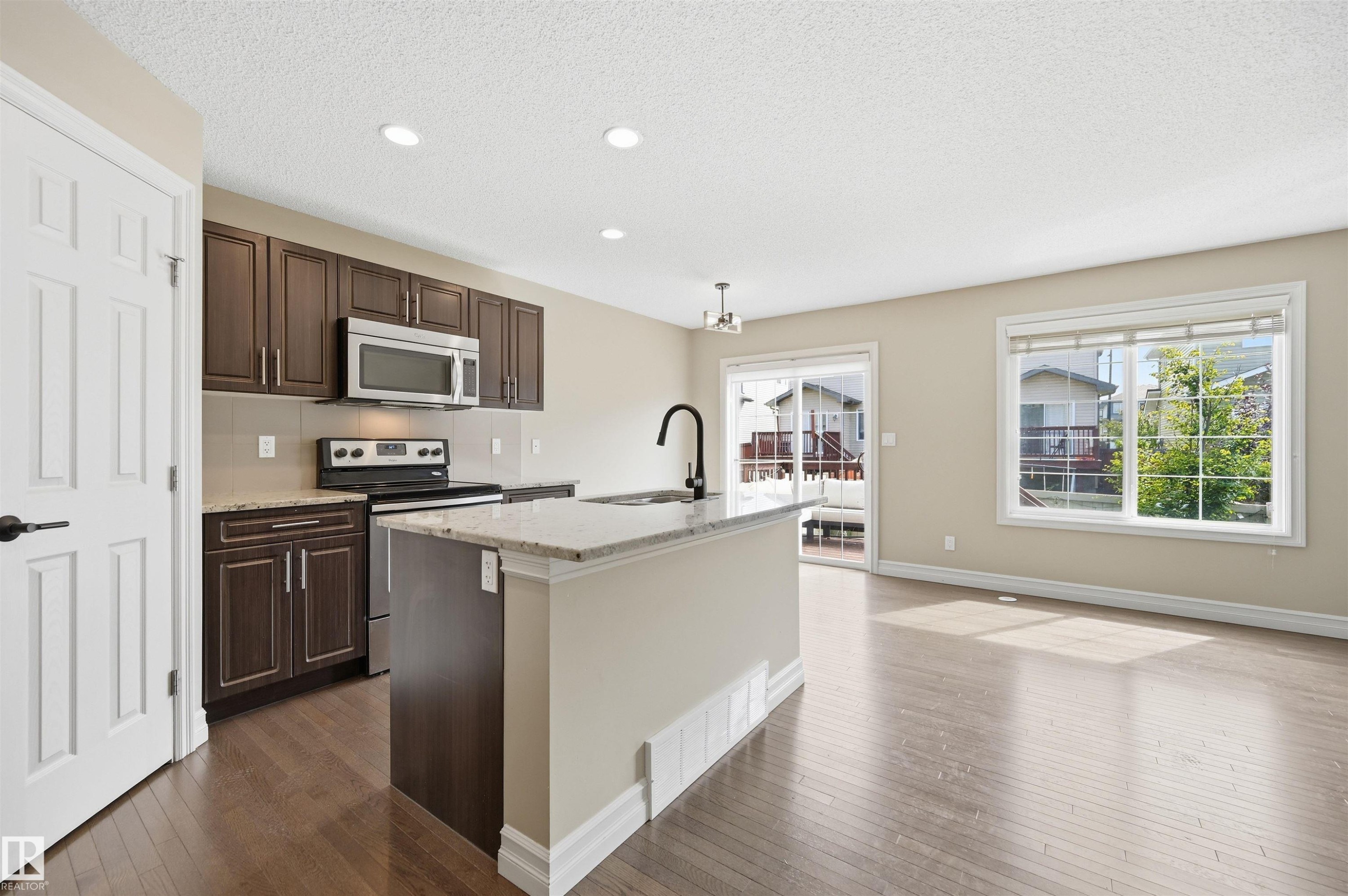 #11 5317 3 Av Sw, Edmonton, AB - Indoor Photo Showing Kitchen With Upgraded Kitchen