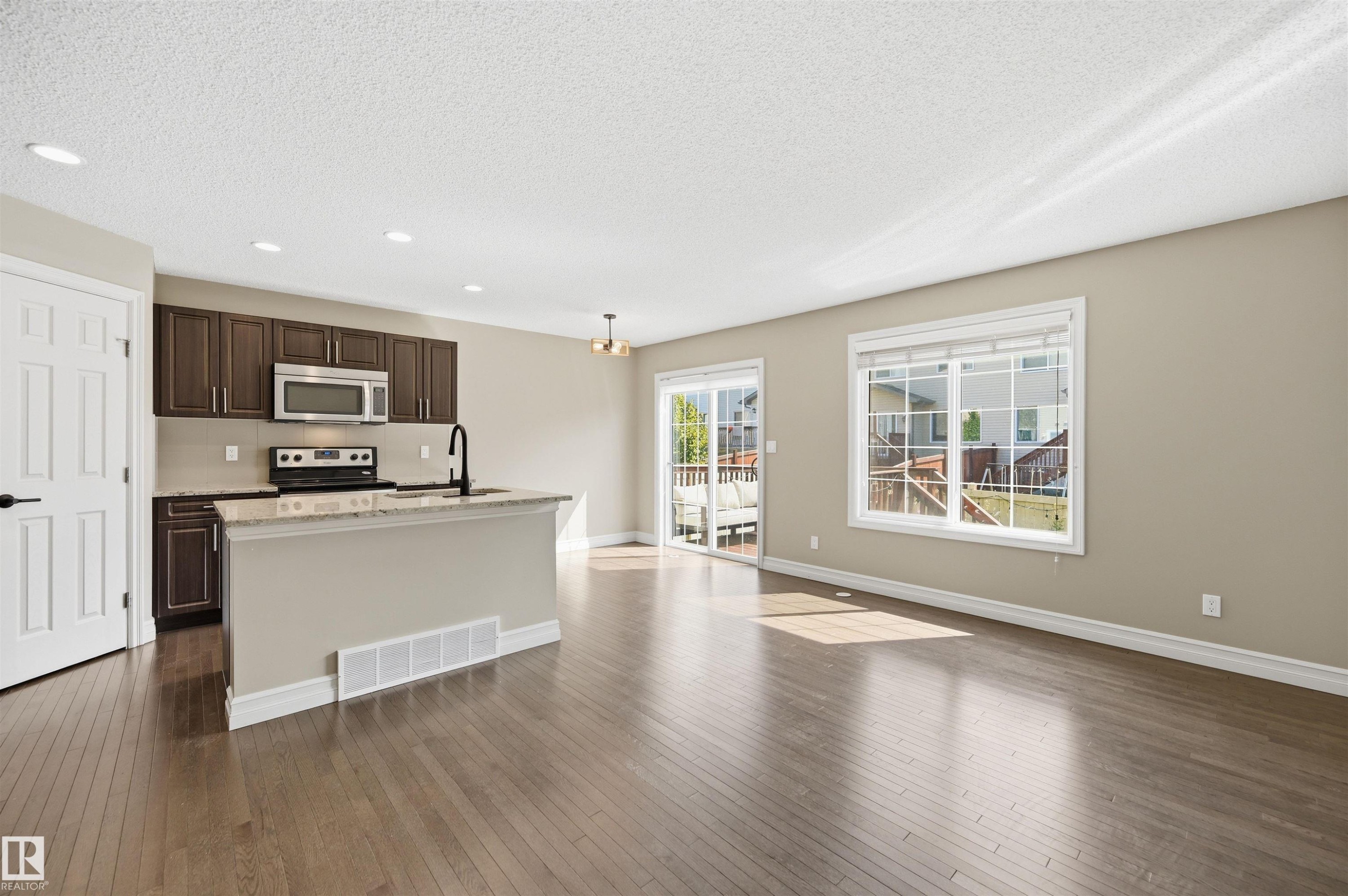 #11 5317 3 Av Sw, Edmonton, AB - Indoor Photo Showing Kitchen