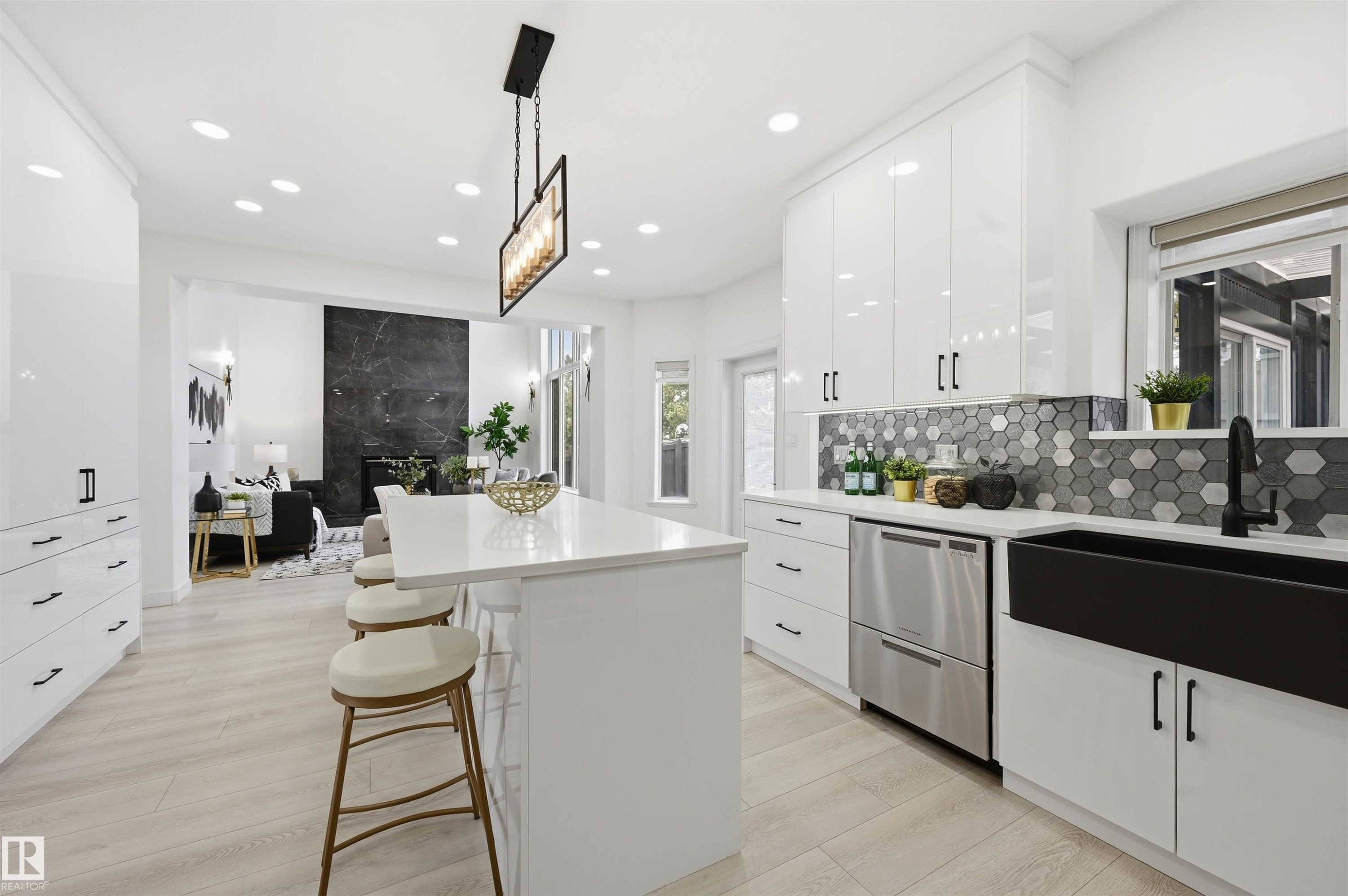 926 Thompson Place Nw, Edmonton, AB - Indoor Photo Showing Kitchen With Upgraded Kitchen