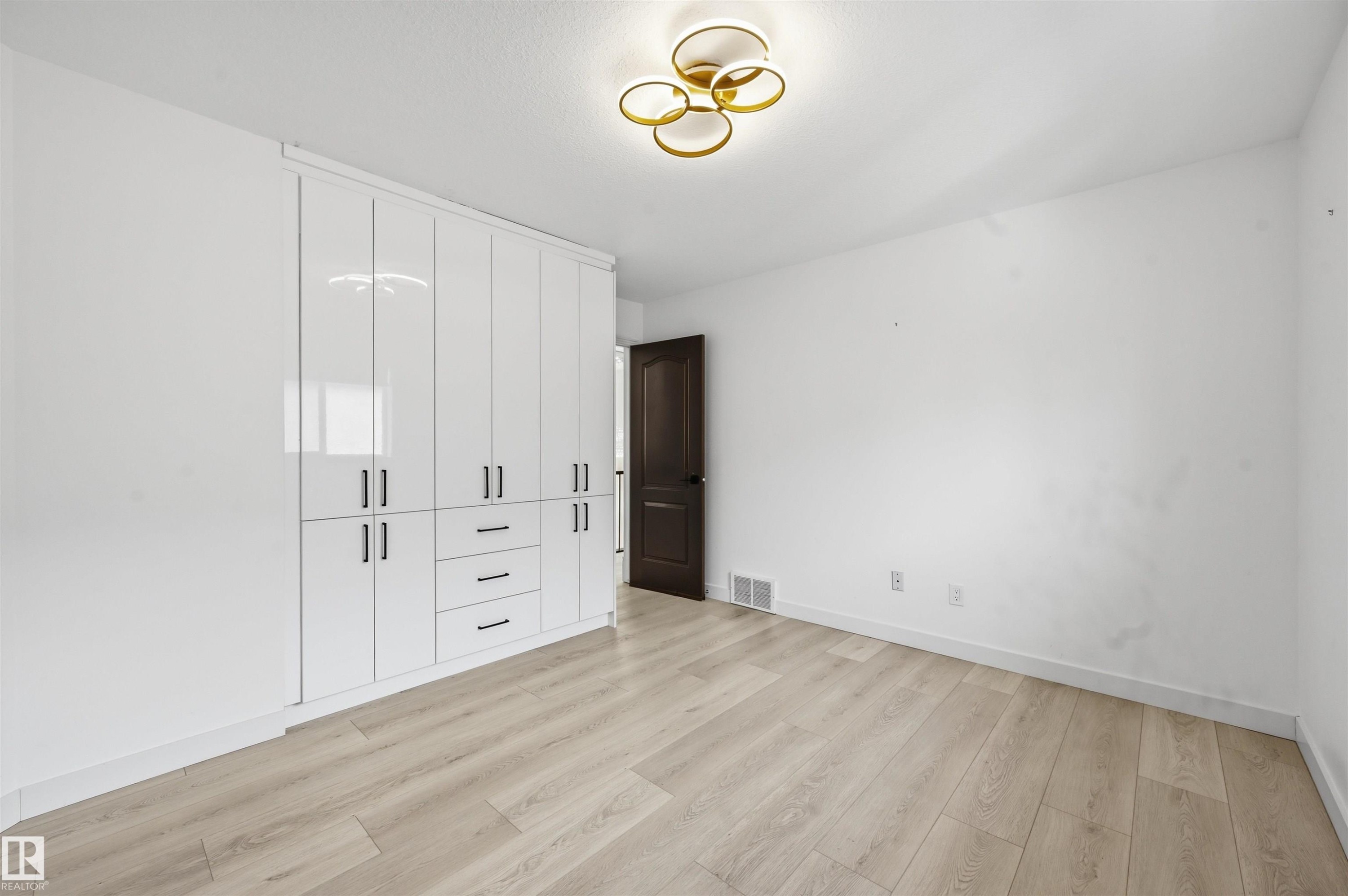 926 Thompson Place Nw, Edmonton, AB - Indoor Photo Showing Other Room