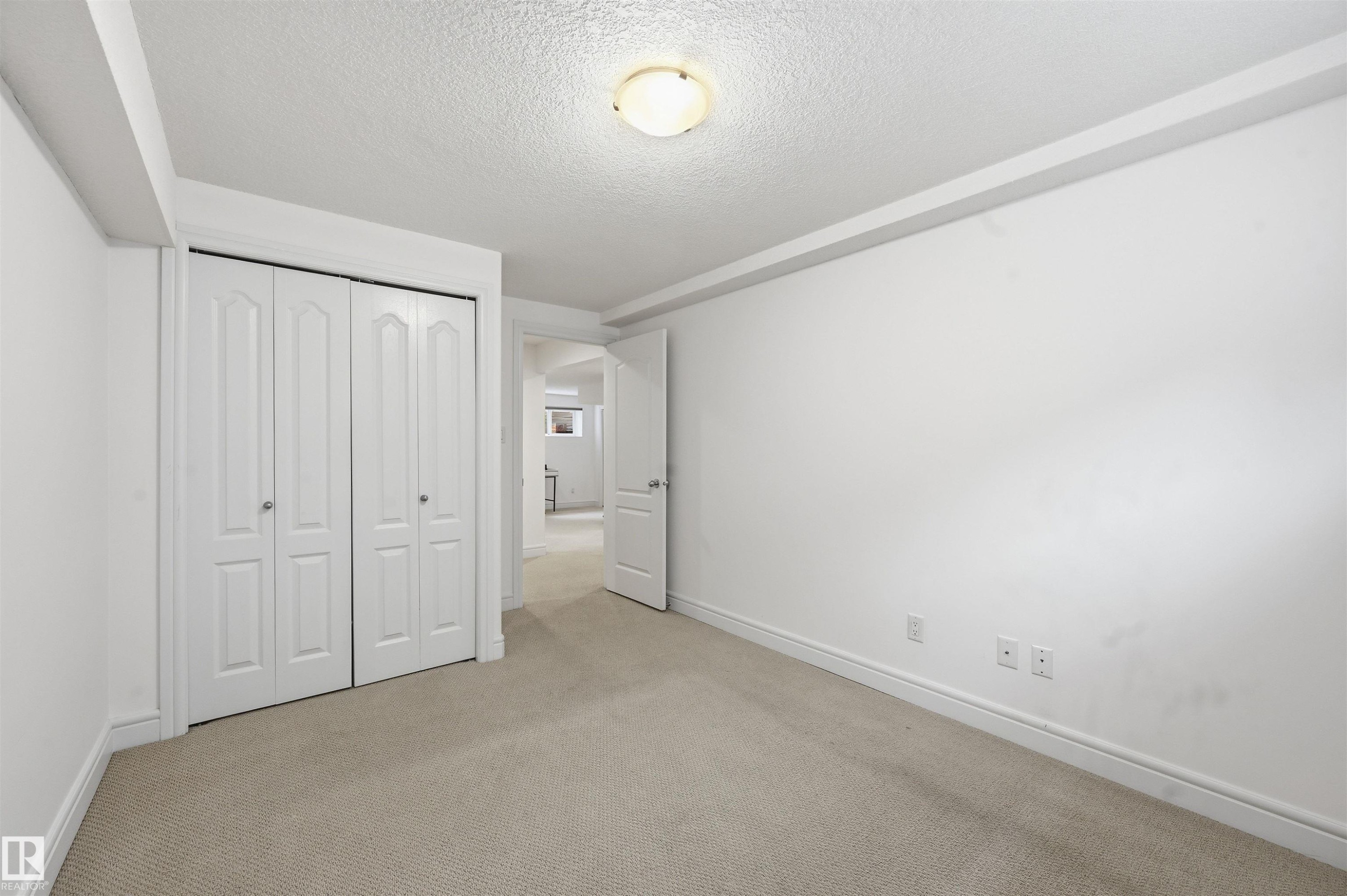 926 Thompson Place Nw, Edmonton, AB - Indoor Photo Showing Other Room