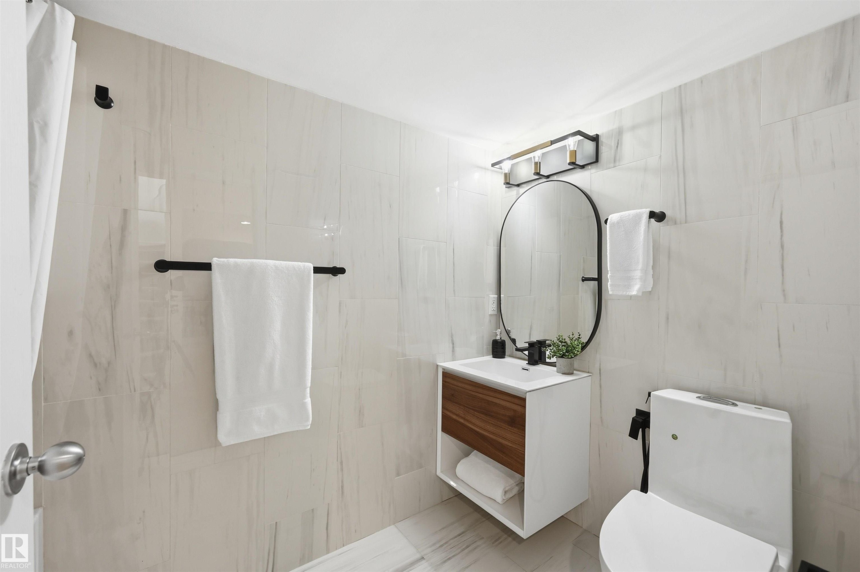 926 Thompson Place Nw, Edmonton, AB - Indoor Photo Showing Bathroom