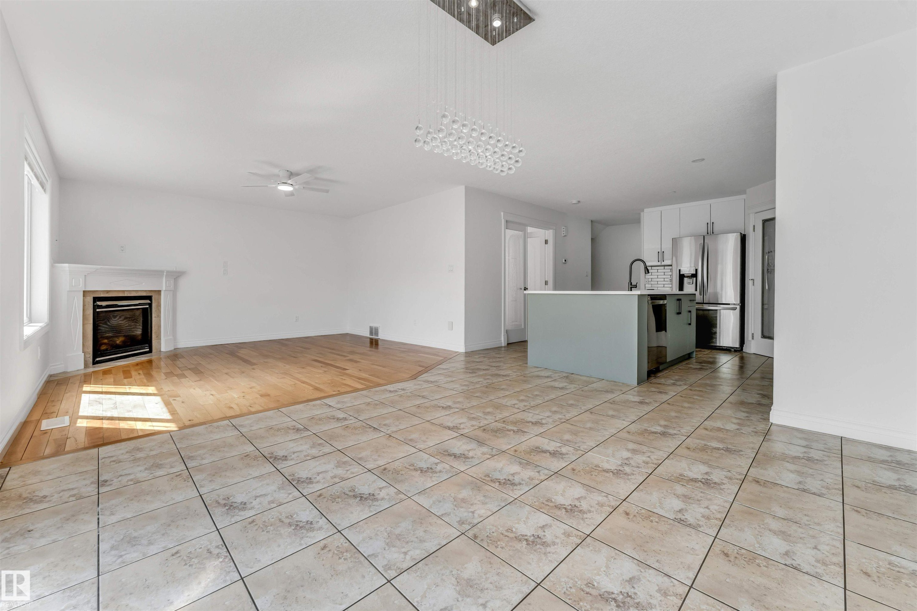 Living room - 16205 55 Street Nw, Edmonton, AB - Indoor