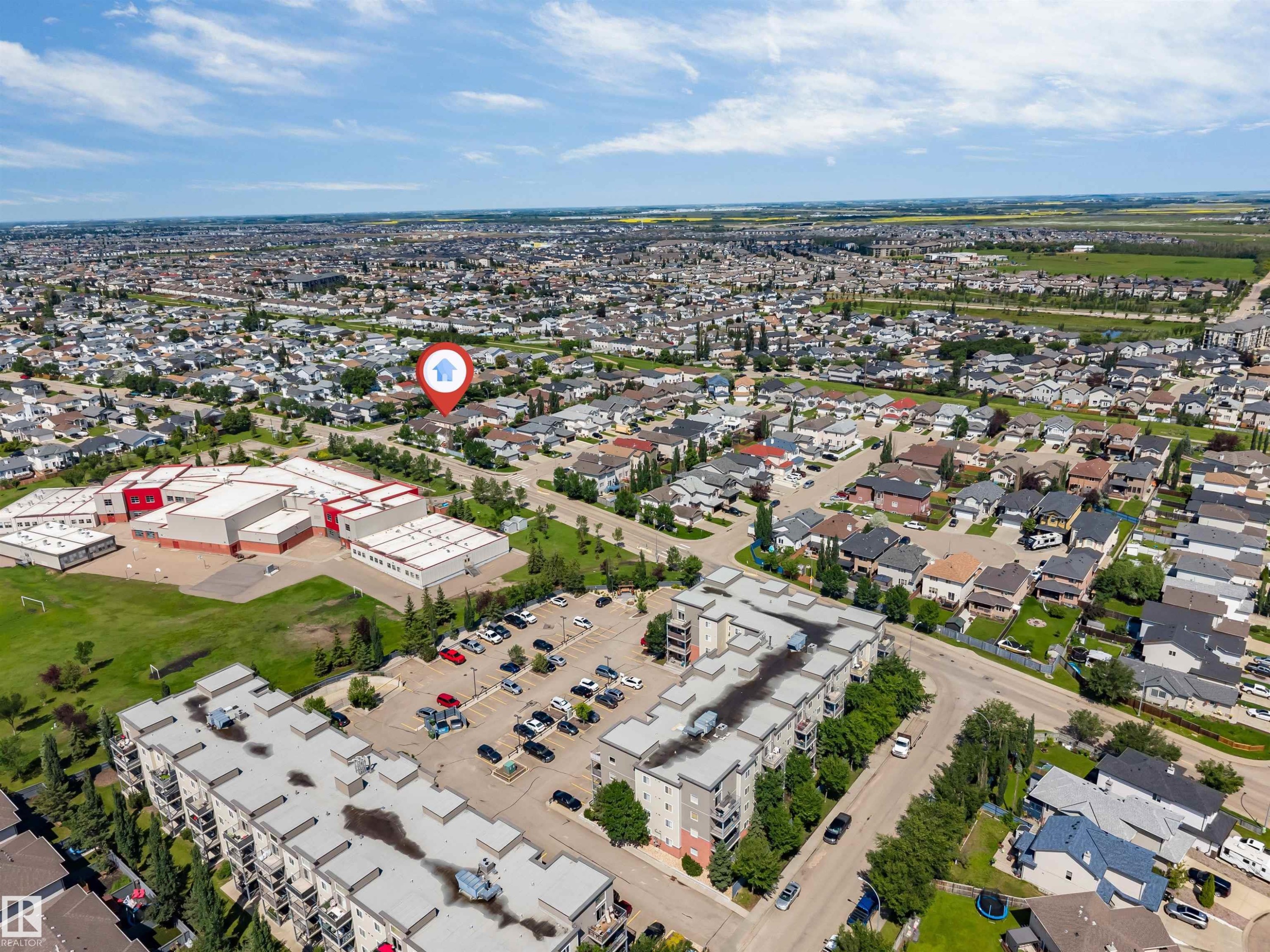 Residential neighborhood featuring a mix of single-family homes and multi-story apartment buildings - 16205 55 Street Nw, Edmonton, AB - Outdoor With View