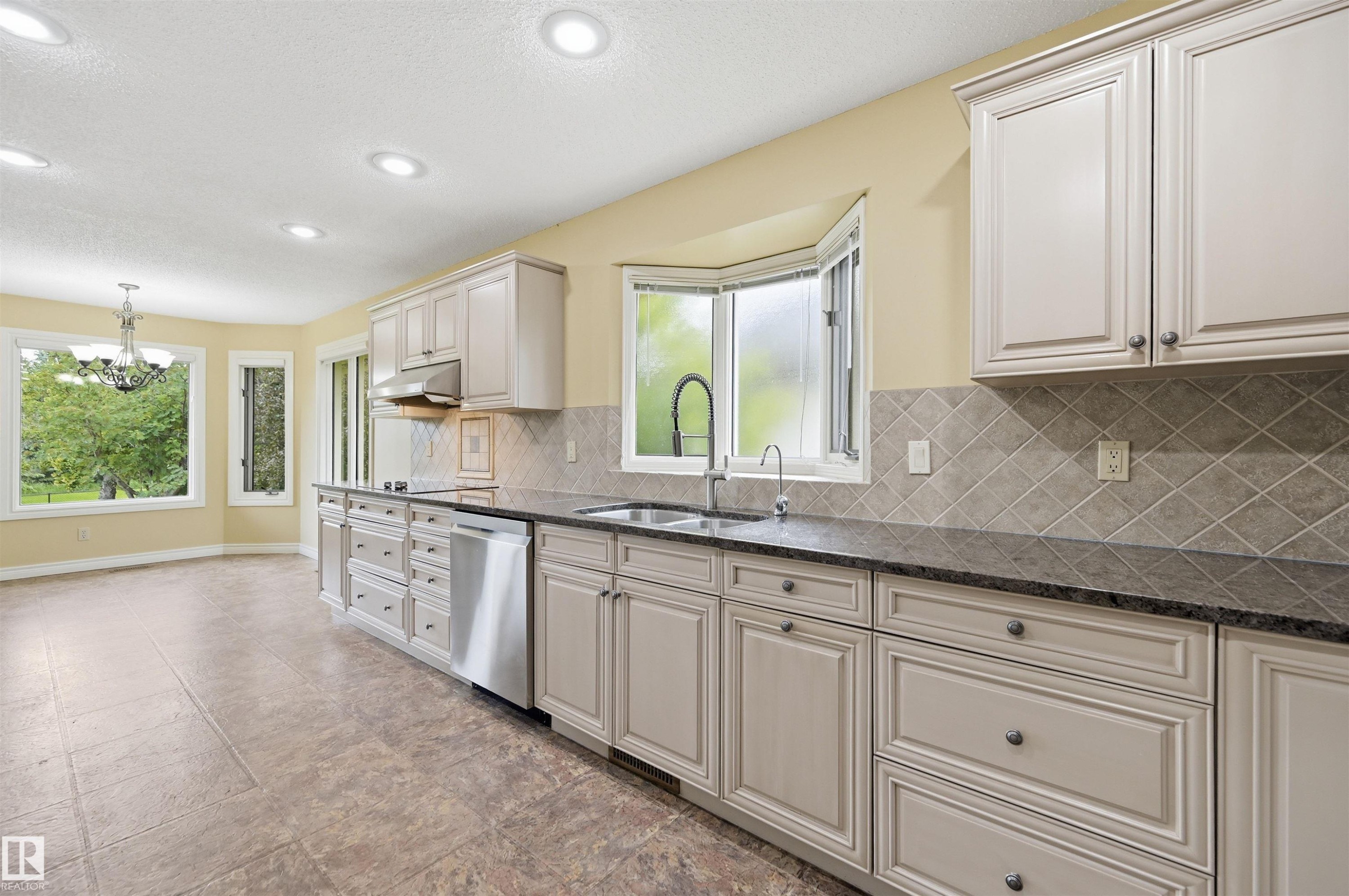 337 Twin Brooks Drive Nw, Edmonton, AB - Indoor Photo Showing Kitchen With Double Sink With Upgraded Kitchen
