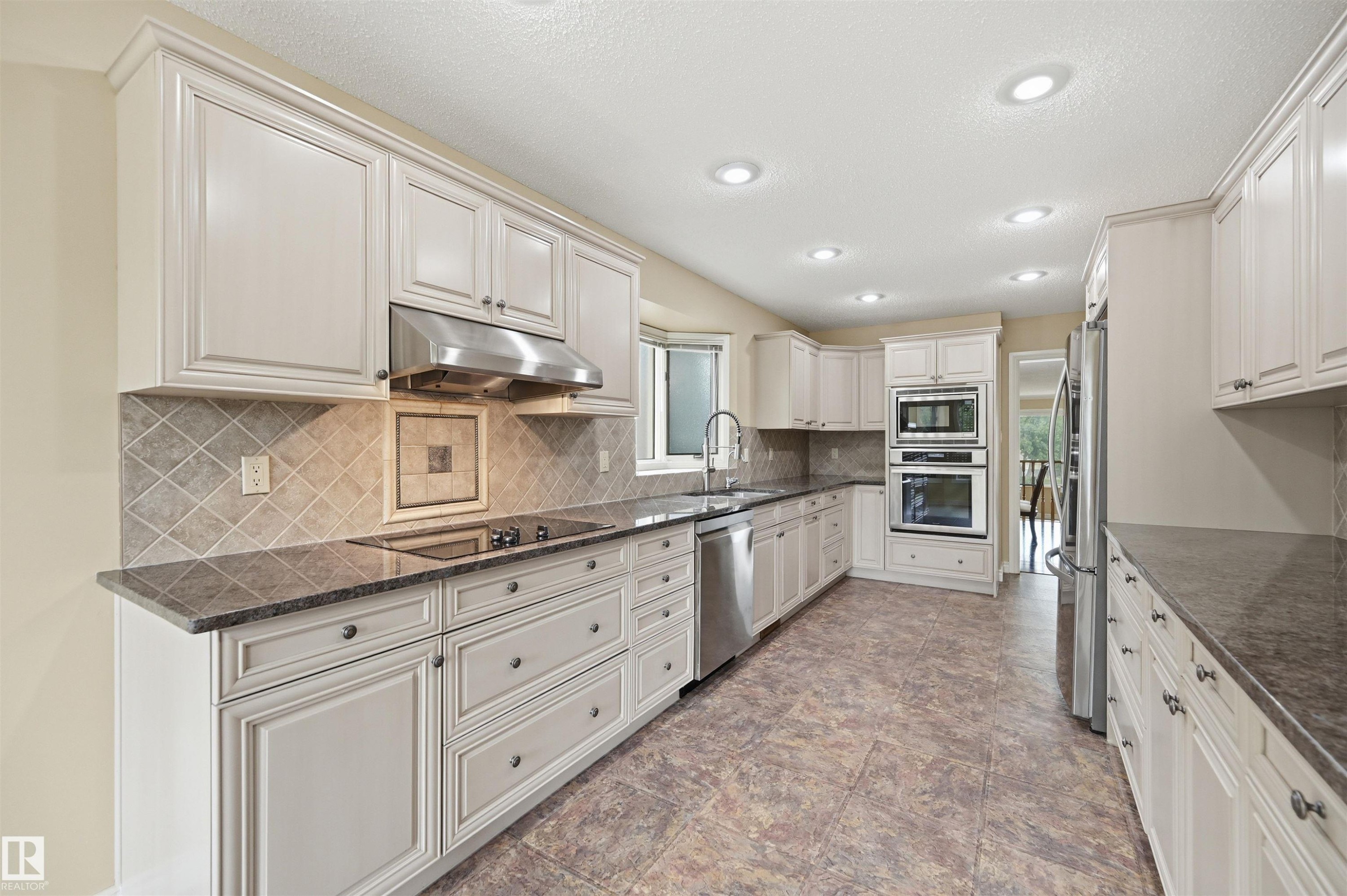 337 Twin Brooks Drive Nw, Edmonton, AB - Indoor Photo Showing Kitchen With Upgraded Kitchen
