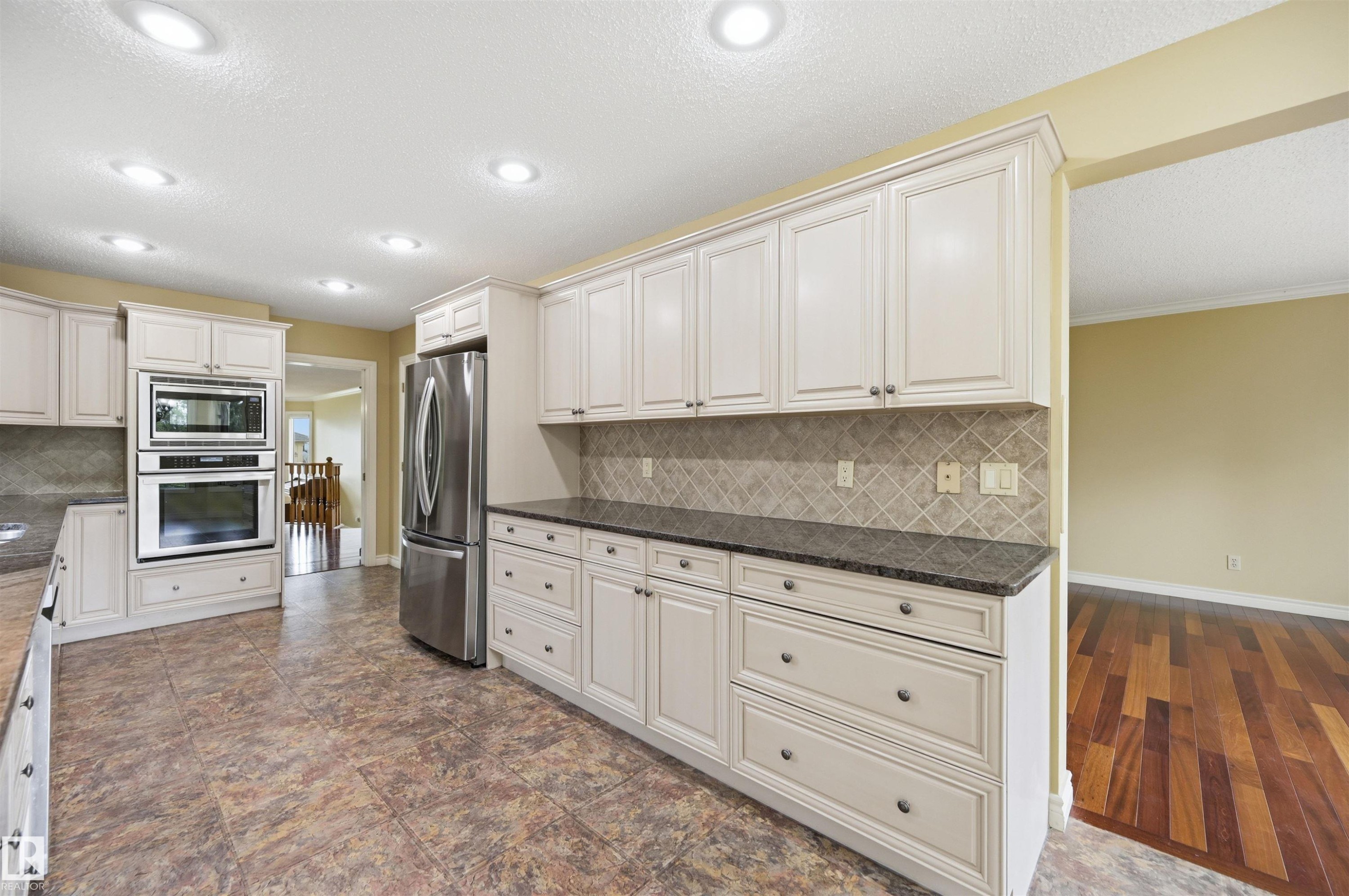 337 Twin Brooks Drive Nw, Edmonton, AB - Indoor Photo Showing Kitchen
