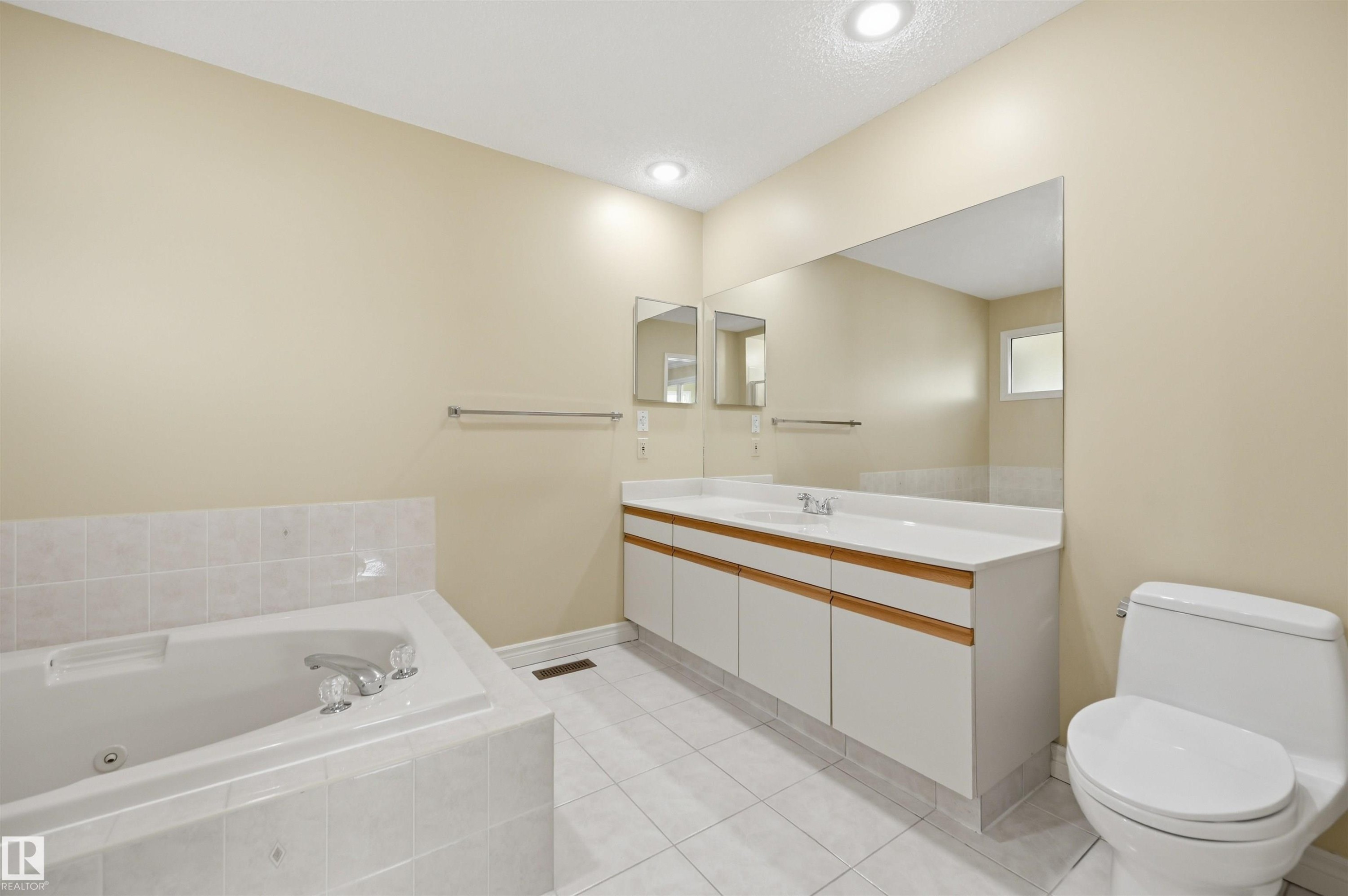 337 Twin Brooks Drive Nw, Edmonton, AB - Indoor Photo Showing Bathroom