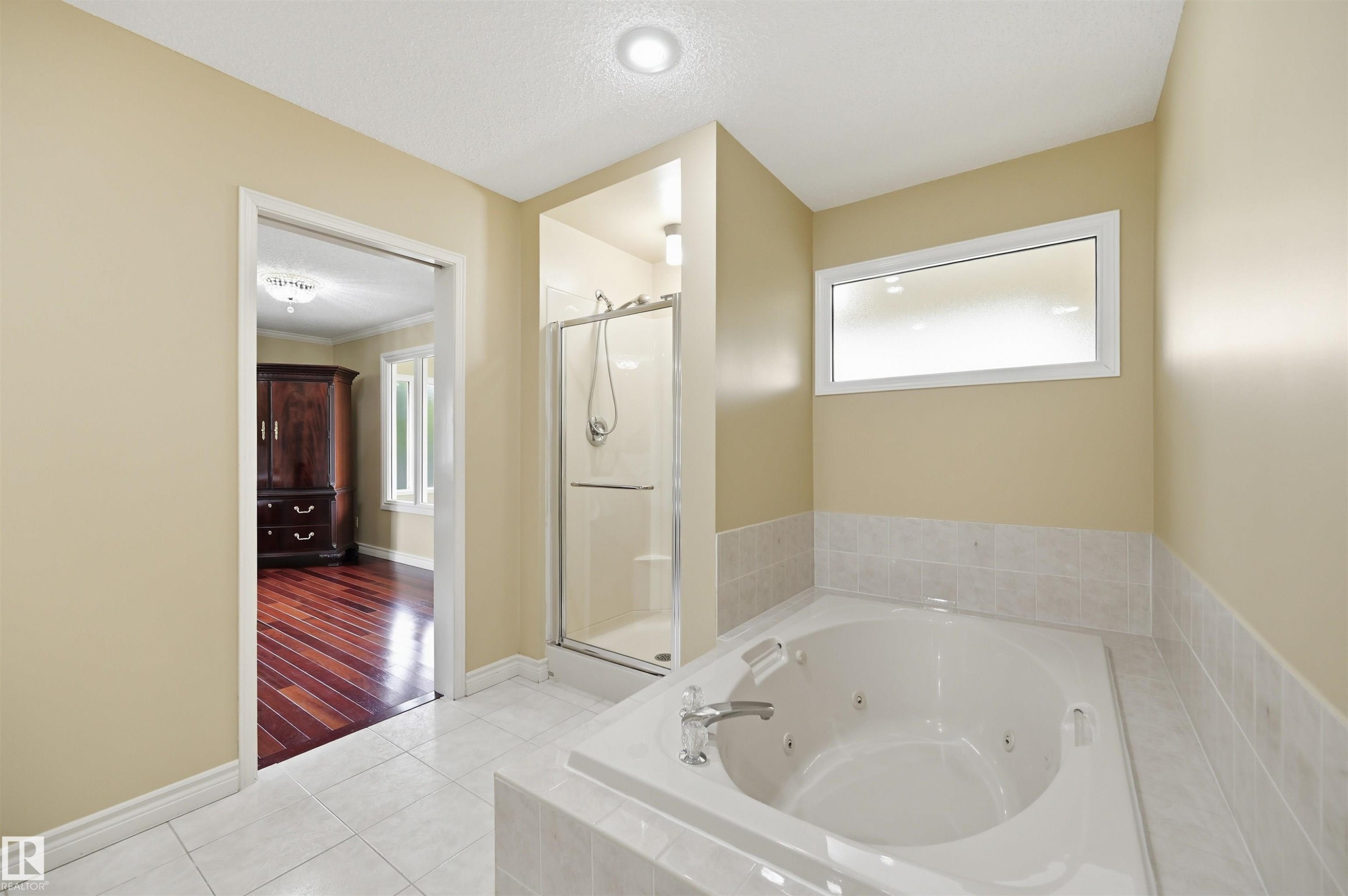 337 Twin Brooks Drive Nw, Edmonton, AB - Indoor Photo Showing Bathroom