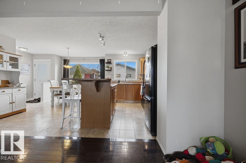 4618 Turner Square Square Nw, Edmonton, AB - Indoor Photo Showing Kitchen